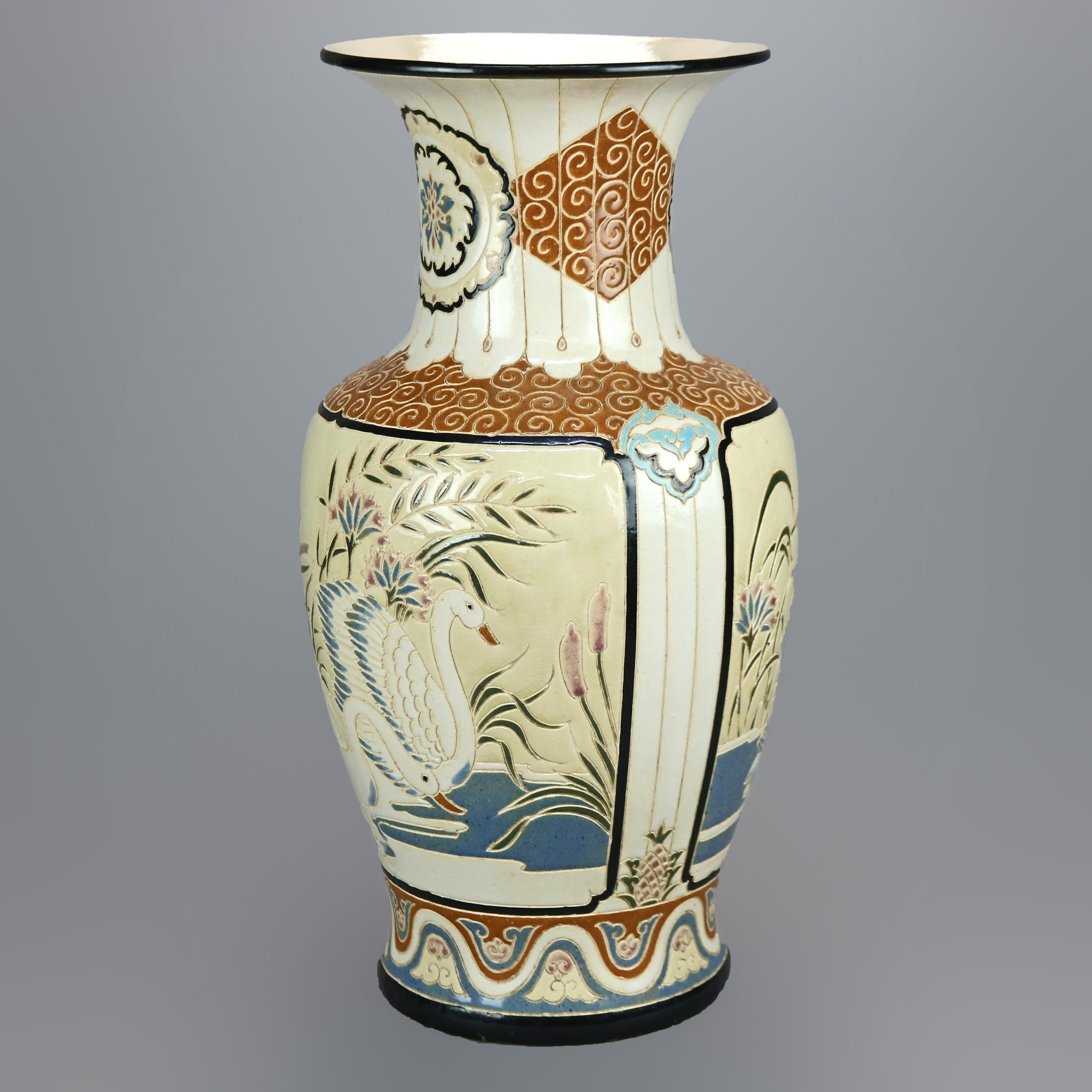 Übergroße antike Vase mit Schwanenmotiv aus gravierter Keramik im Satsuma-Stil, um 1920 im Zustand „Gut“ im Angebot in Big Flats, NY