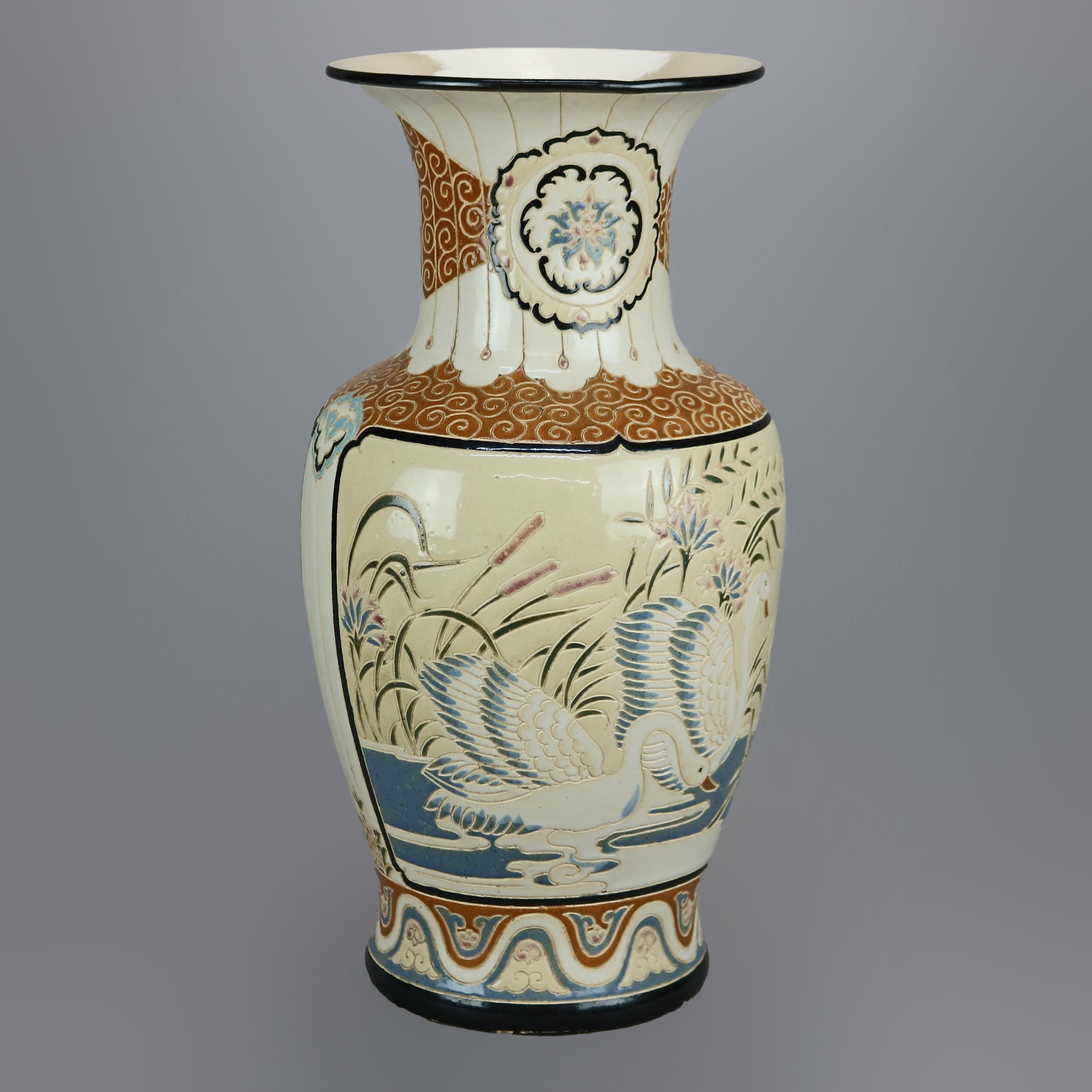 Übergroße antike Vase mit Schwanenmotiv aus gravierter Keramik im Satsuma-Stil, um 1920 (20. Jahrhundert) im Angebot