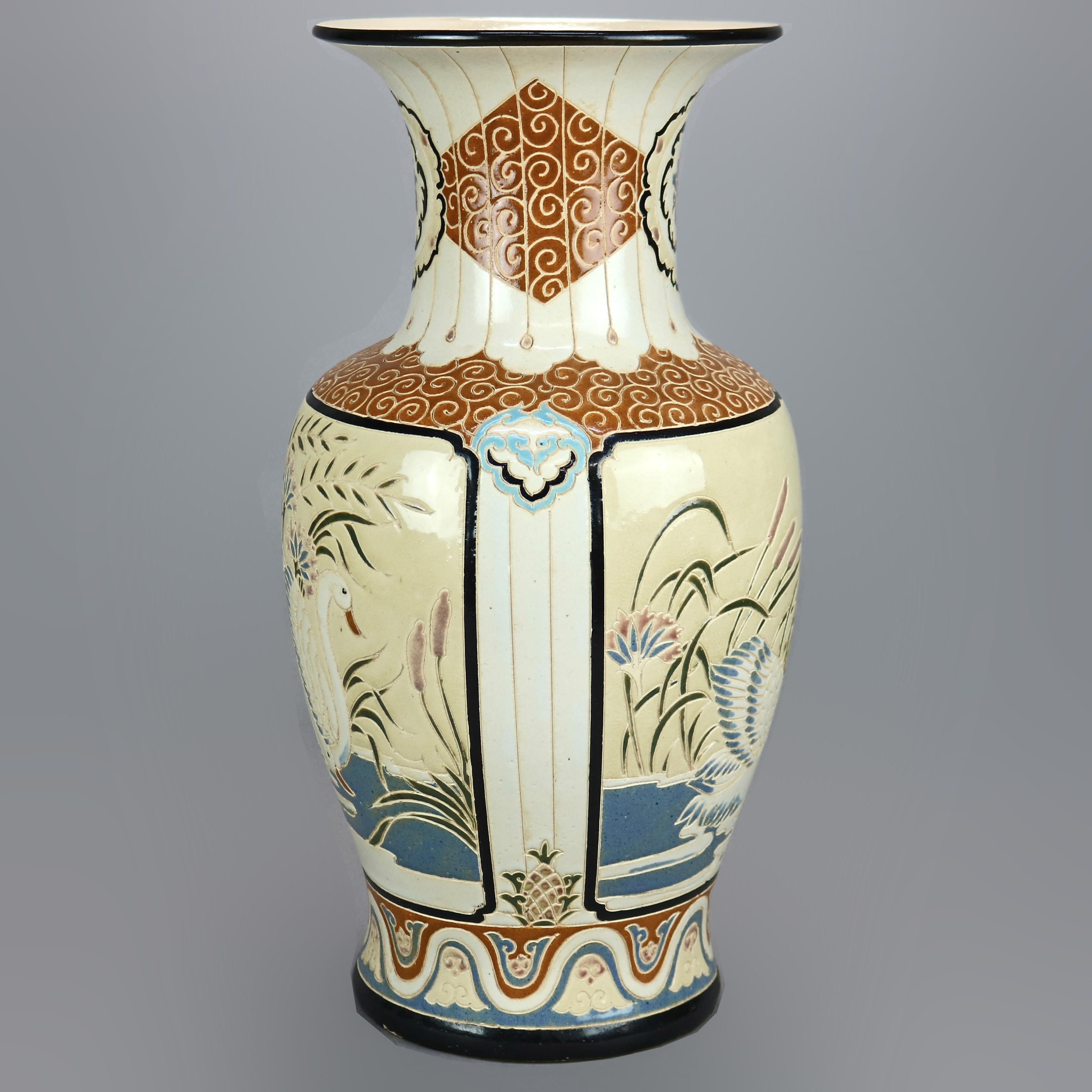 Übergroße antike Vase mit Schwanenmotiv aus gravierter Keramik im Satsuma-Stil, um 1920 im Angebot 1