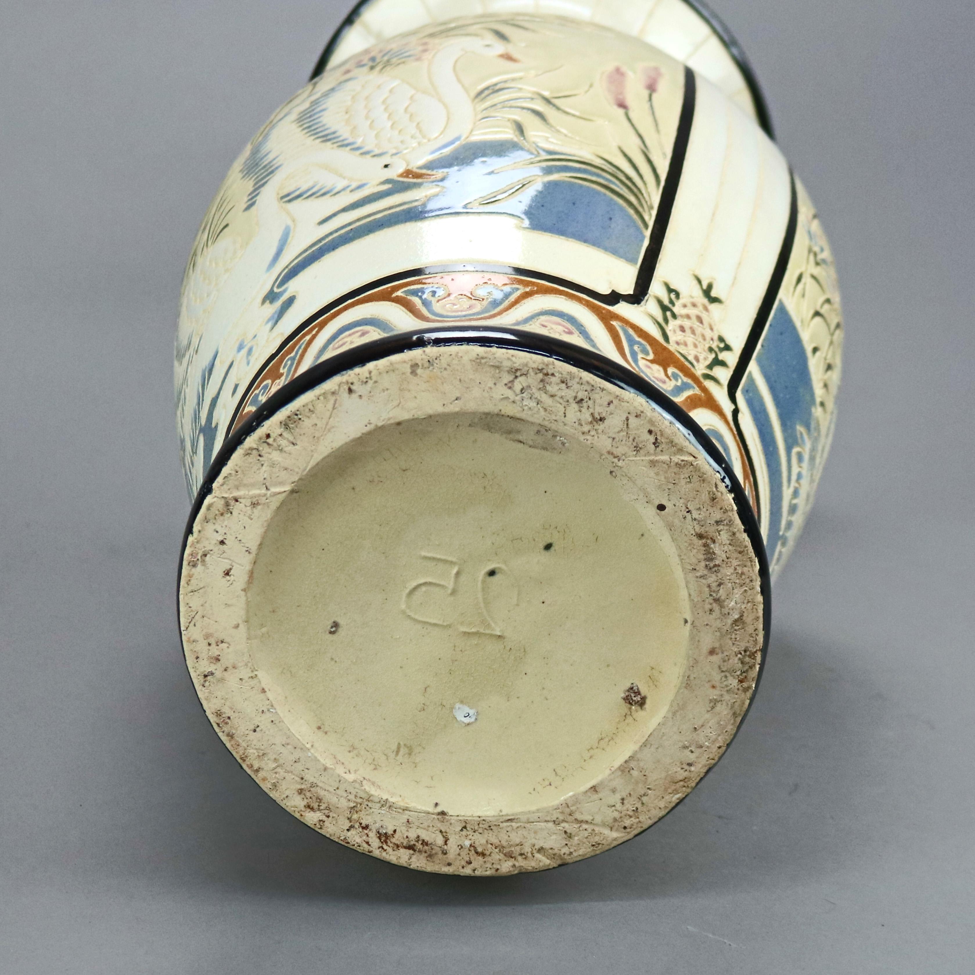 Übergroße antike Vase mit Schwanenmotiv aus gravierter Keramik im Satsuma-Stil, um 1920 im Angebot 2