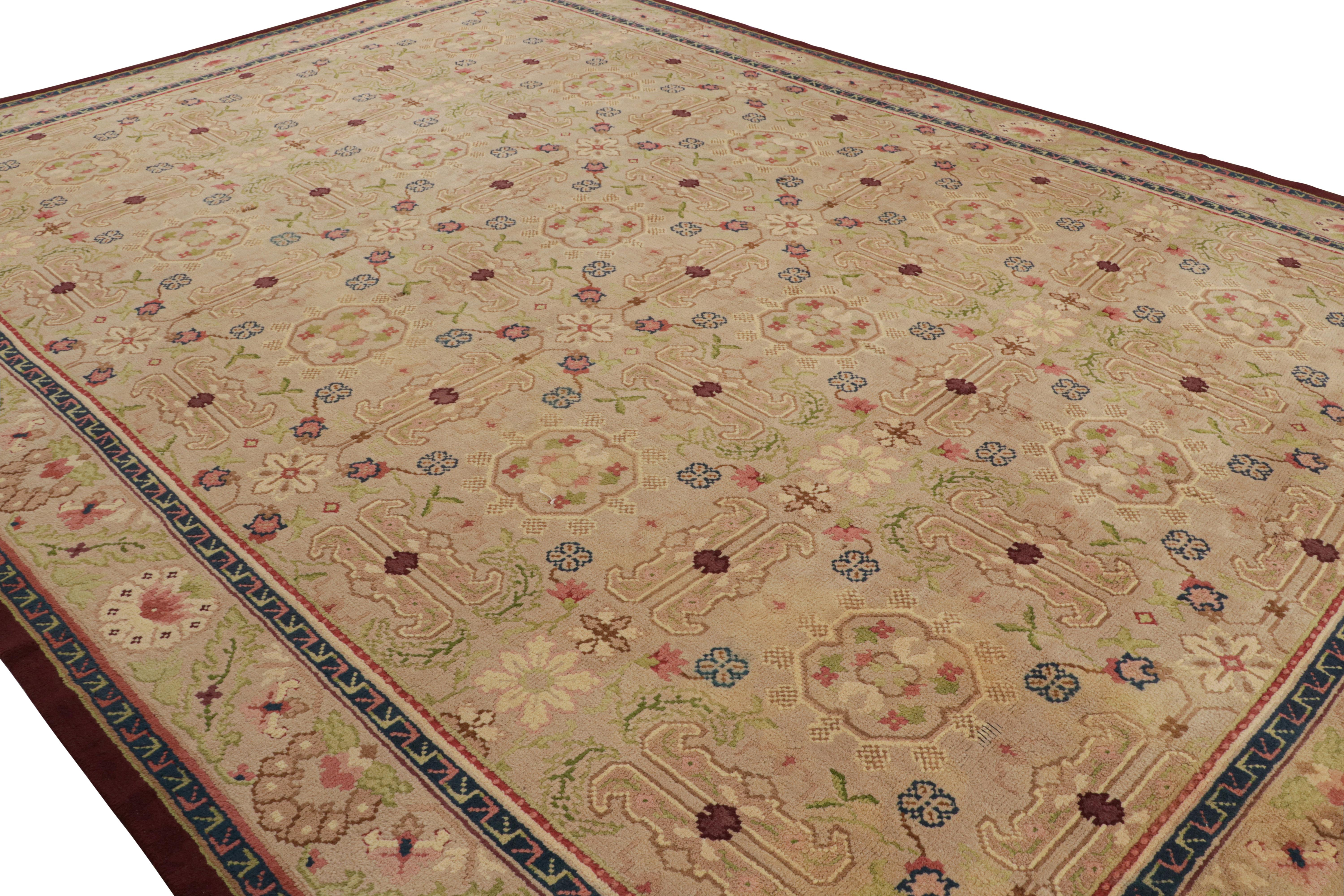Dieser antike Savonnerie-Teppich im Format 13 x 18, handgeknüpft aus Wolle um 1920, ist eine aufregende Neuauflage der europäischen Teppichkollektion von Rug & Kilim.

Über das Design:

Dieser Teppich zeichnet sich durch beige-braune