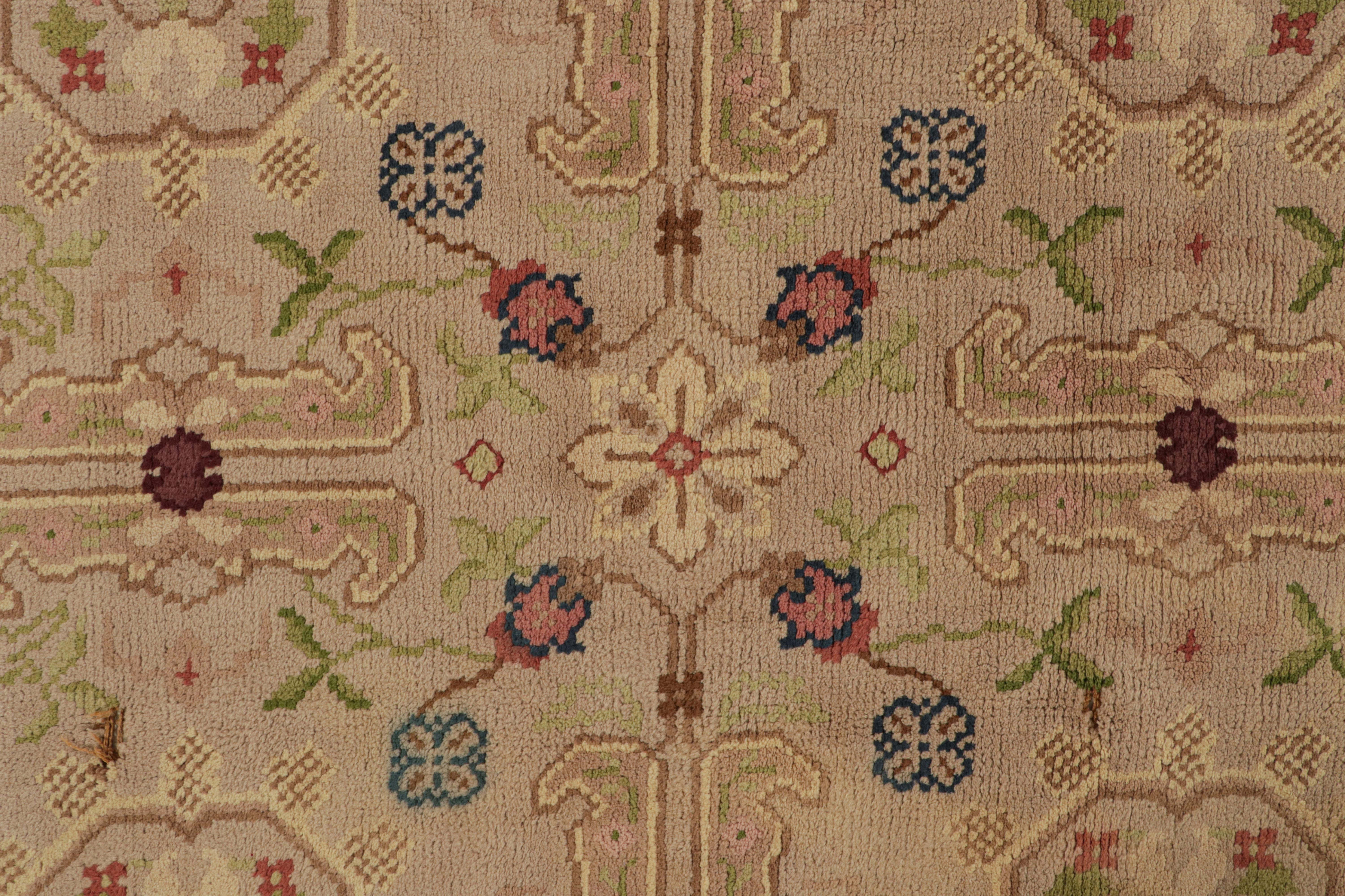 Übergroßer antiker Savonnerie-Teppich in Brown mit floralen Mustern, von Rug & Kilim (Handgeknüpft) im Angebot