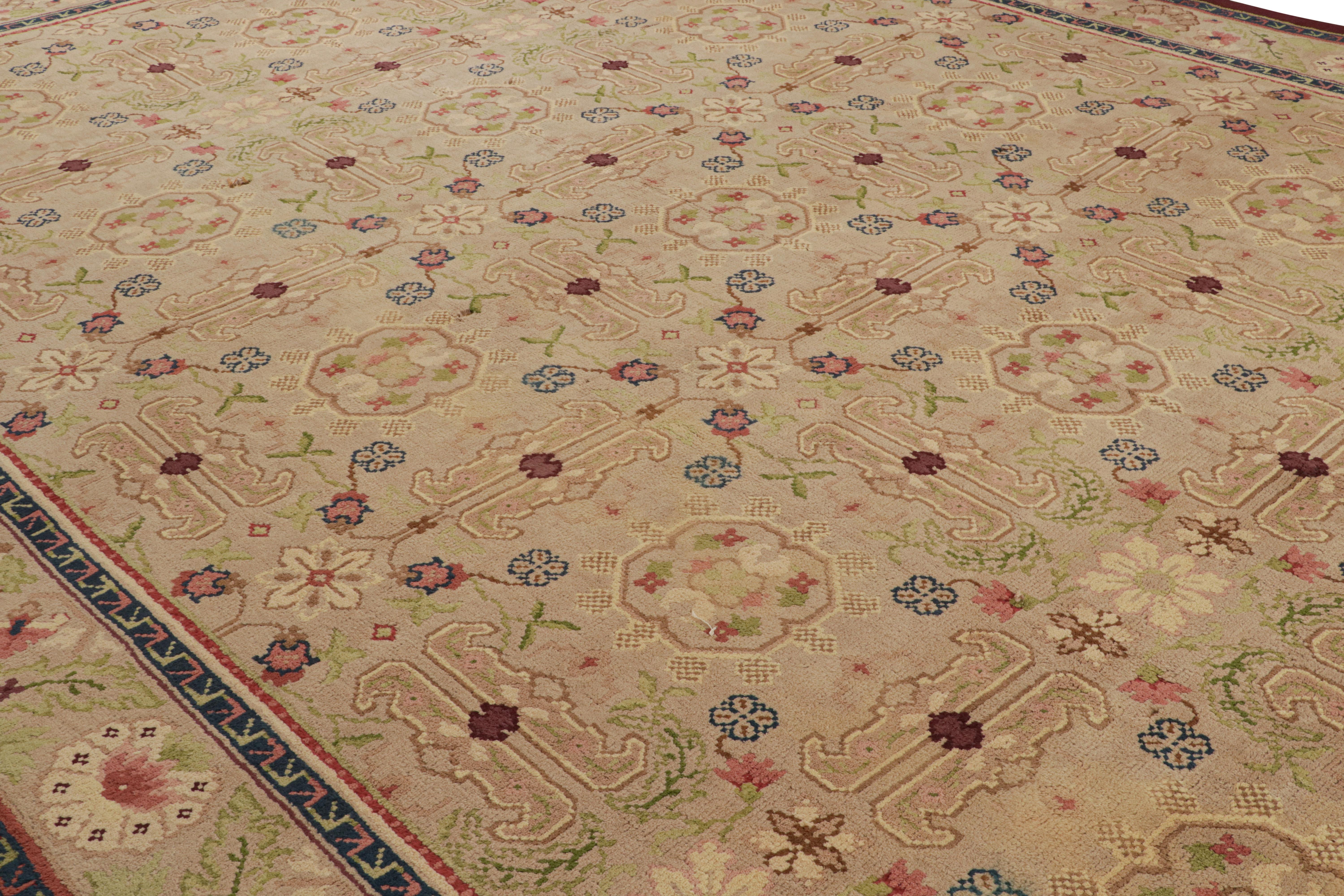 Übergroßer antiker Savonnerie-Teppich in Brown mit floralen Mustern, von Rug & Kilim (Frühes 20. Jahrhundert) im Angebot