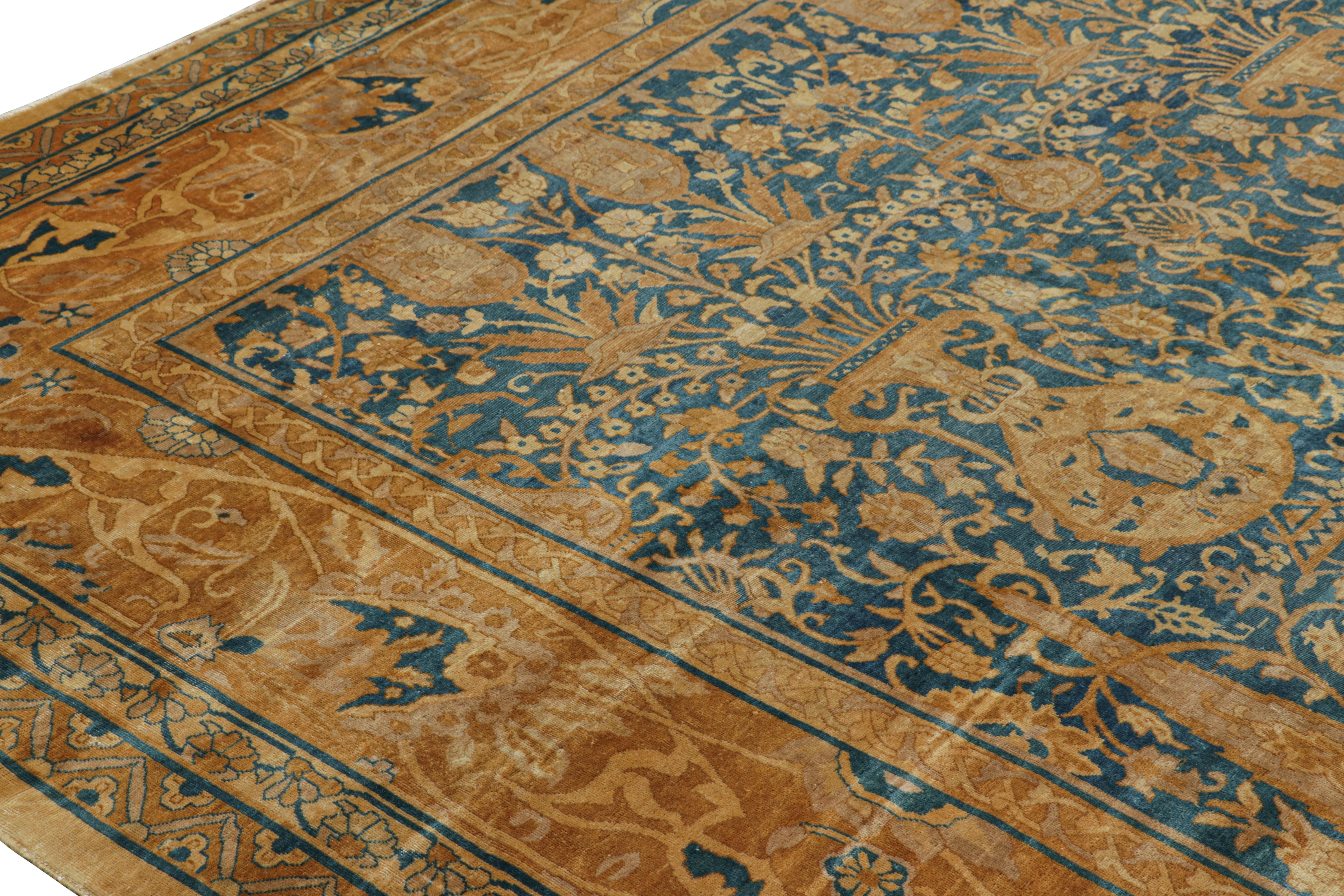 Indiano Tappeto antico sovradimensionato in stile Shahrestan in blu con fiori dorati  Rug & Kilim in vendita