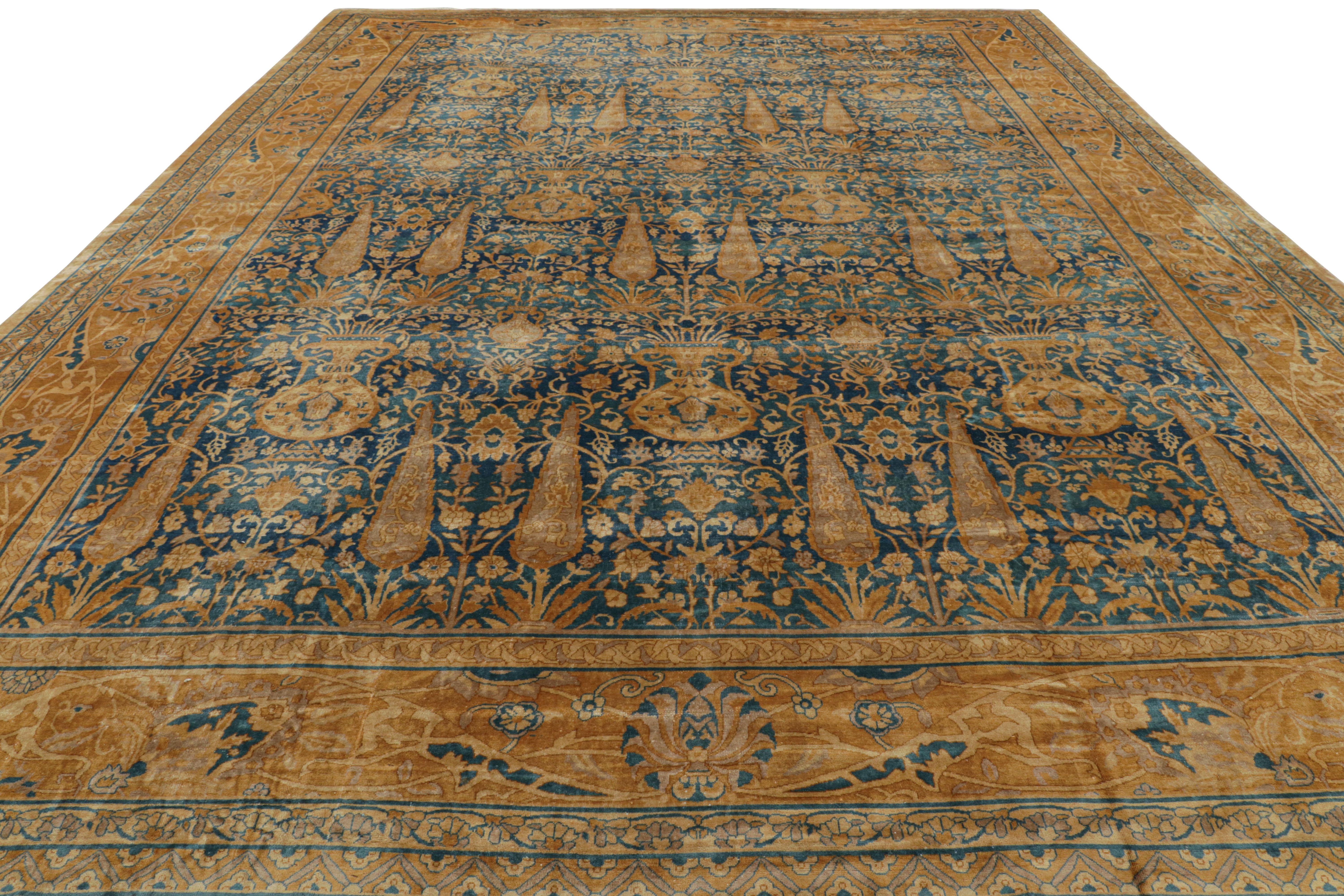 Annodato a mano Tappeto antico sovradimensionato in stile Shahrestan in blu con fiori dorati  Rug & Kilim in vendita