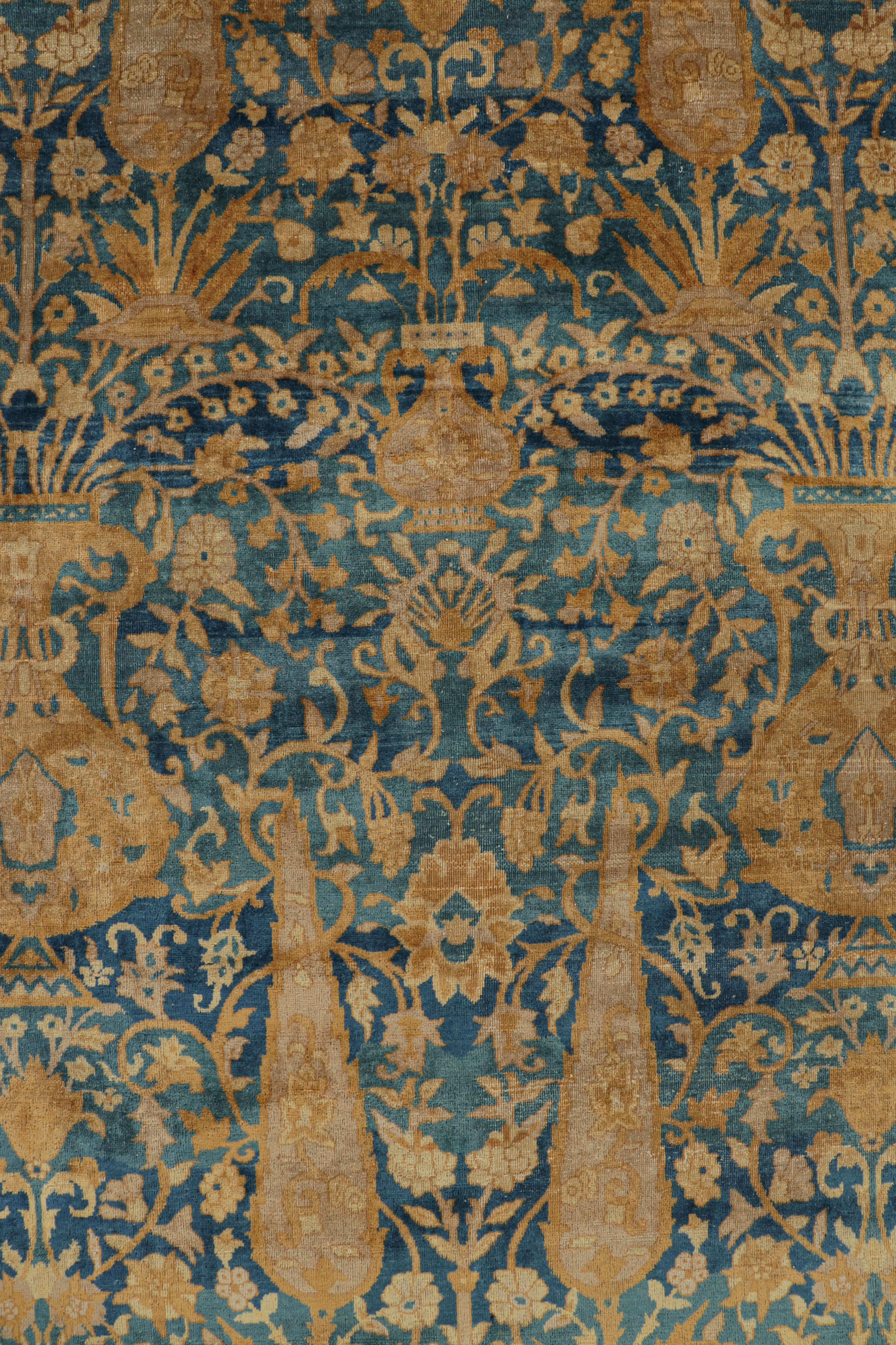 Inizio XX secolo Tappeto antico sovradimensionato in stile Shahrestan in blu con fiori dorati  Rug & Kilim in vendita