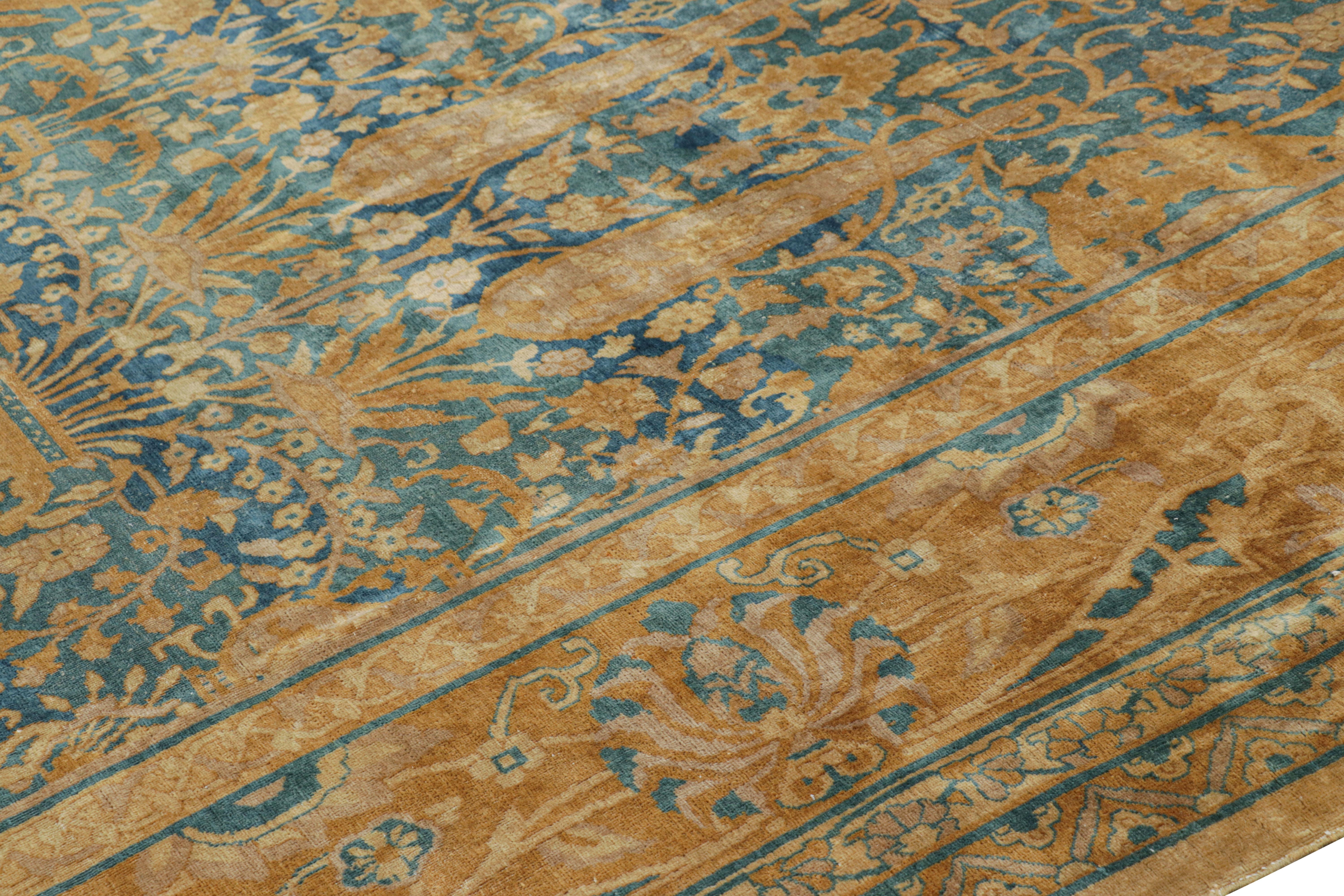 Lana Tappeto antico sovradimensionato in stile Shahrestan in blu con fiori dorati  Rug & Kilim in vendita
