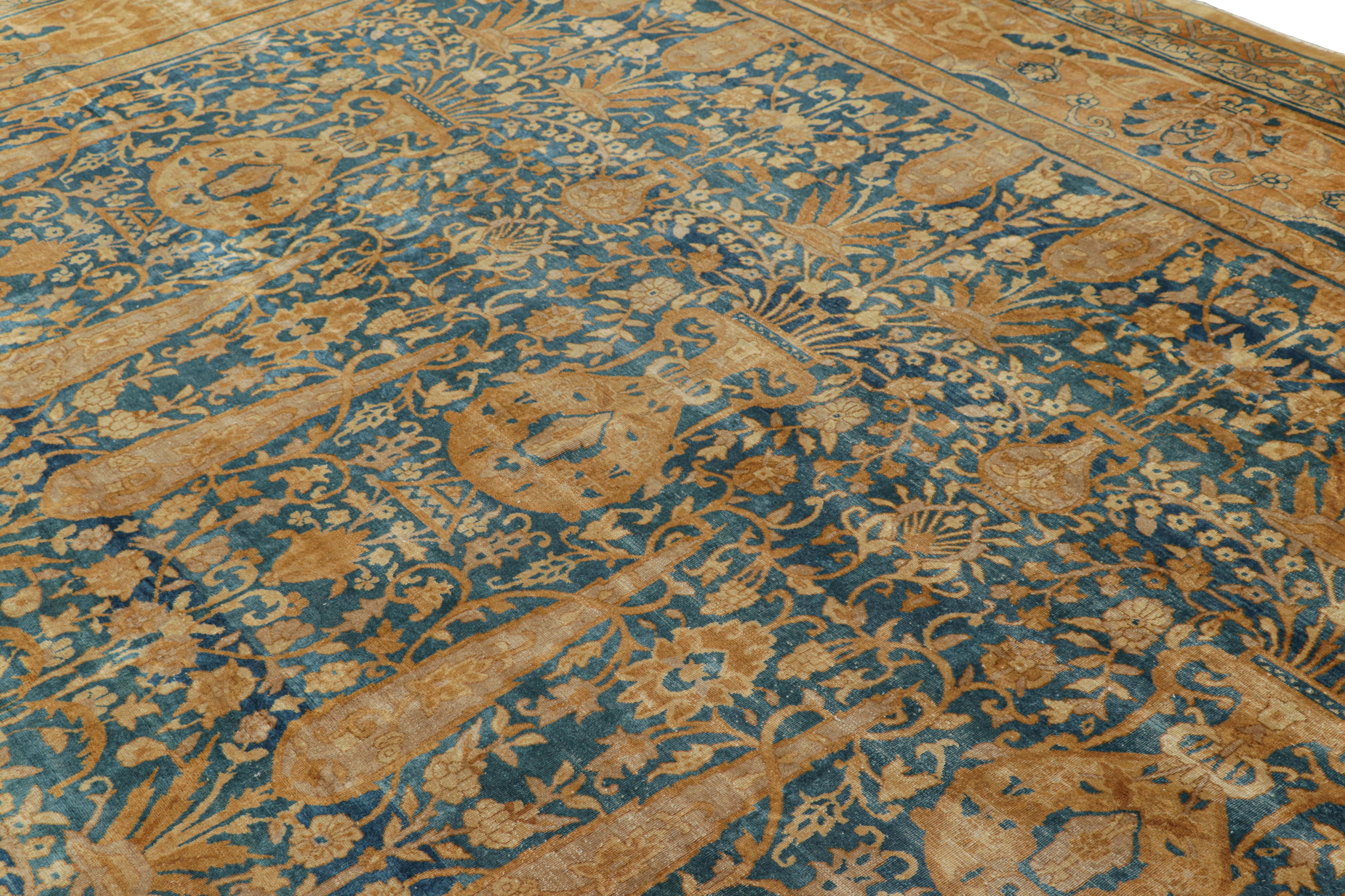 Tappeto antico sovradimensionato in stile Shahrestan in blu con fiori dorati  Rug & Kilim in vendita 1