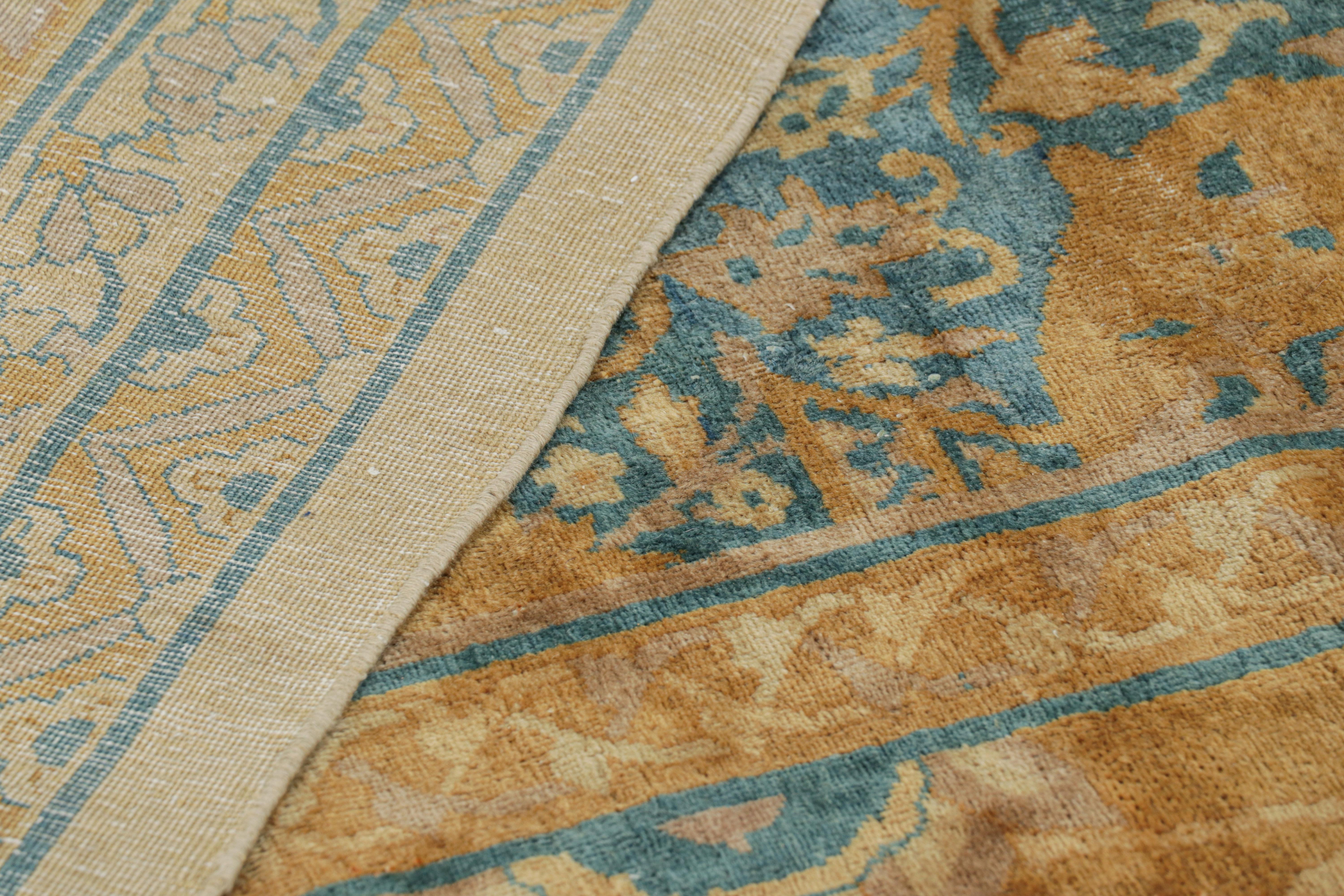 Tappeto antico sovradimensionato in stile Shahrestan in blu con fiori dorati  Rug & Kilim in vendita 2