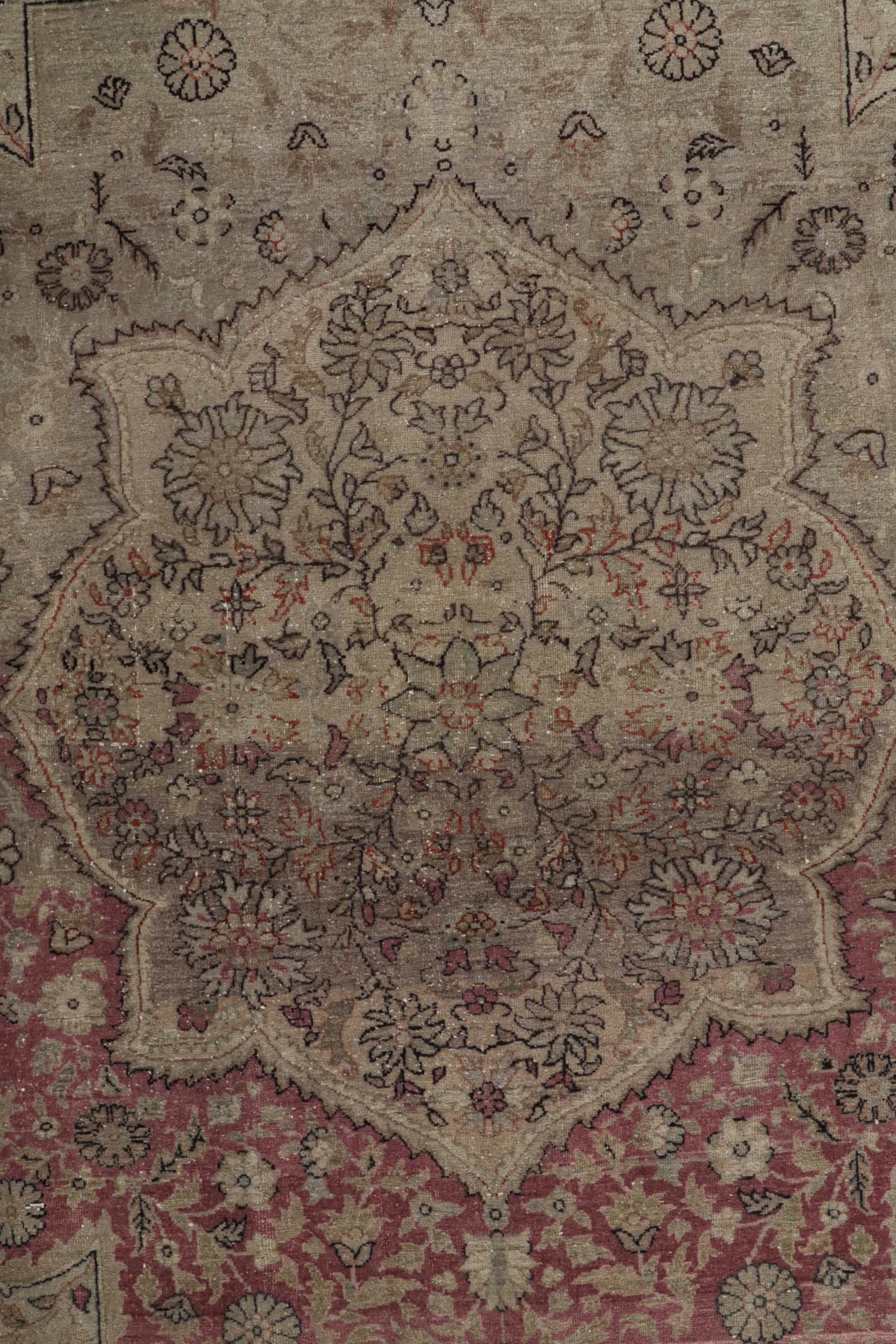 Übergroßer antiker Sivas-Teppich mit beigefarbenen und roten Blumenmustern, von Rug & Kilim (Stammeskunst) im Angebot