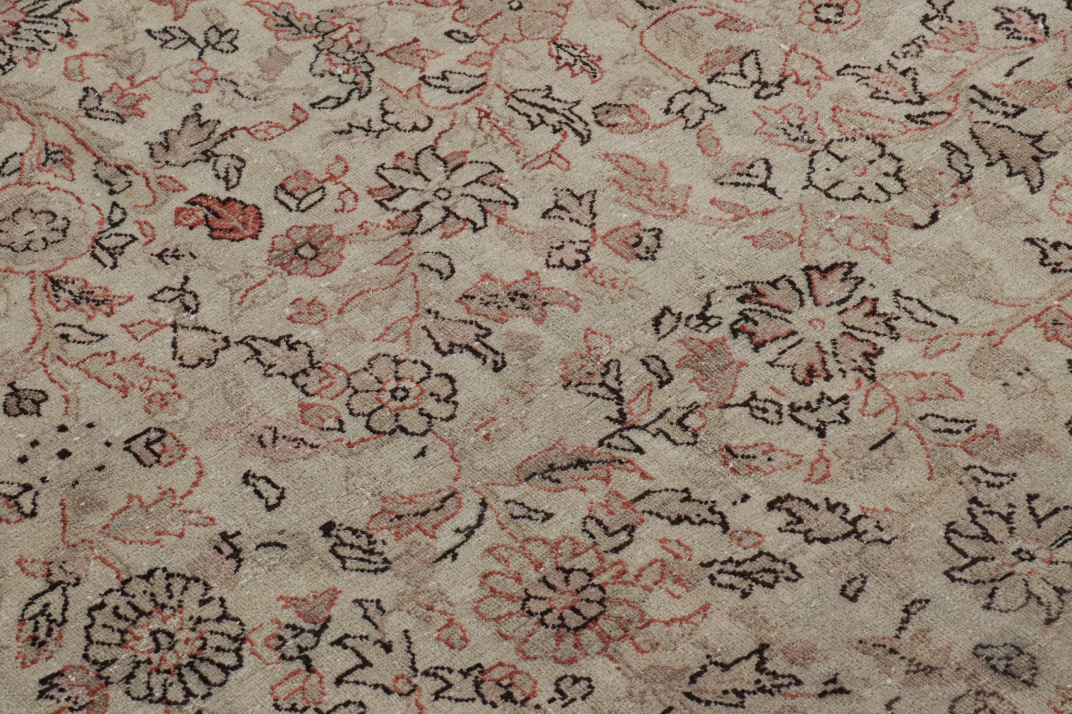 Übergroßer antiker Sivas-Teppich mit beigefarbenen und roten Blumenmustern, von Rug & Kilim (Türkisch) im Angebot