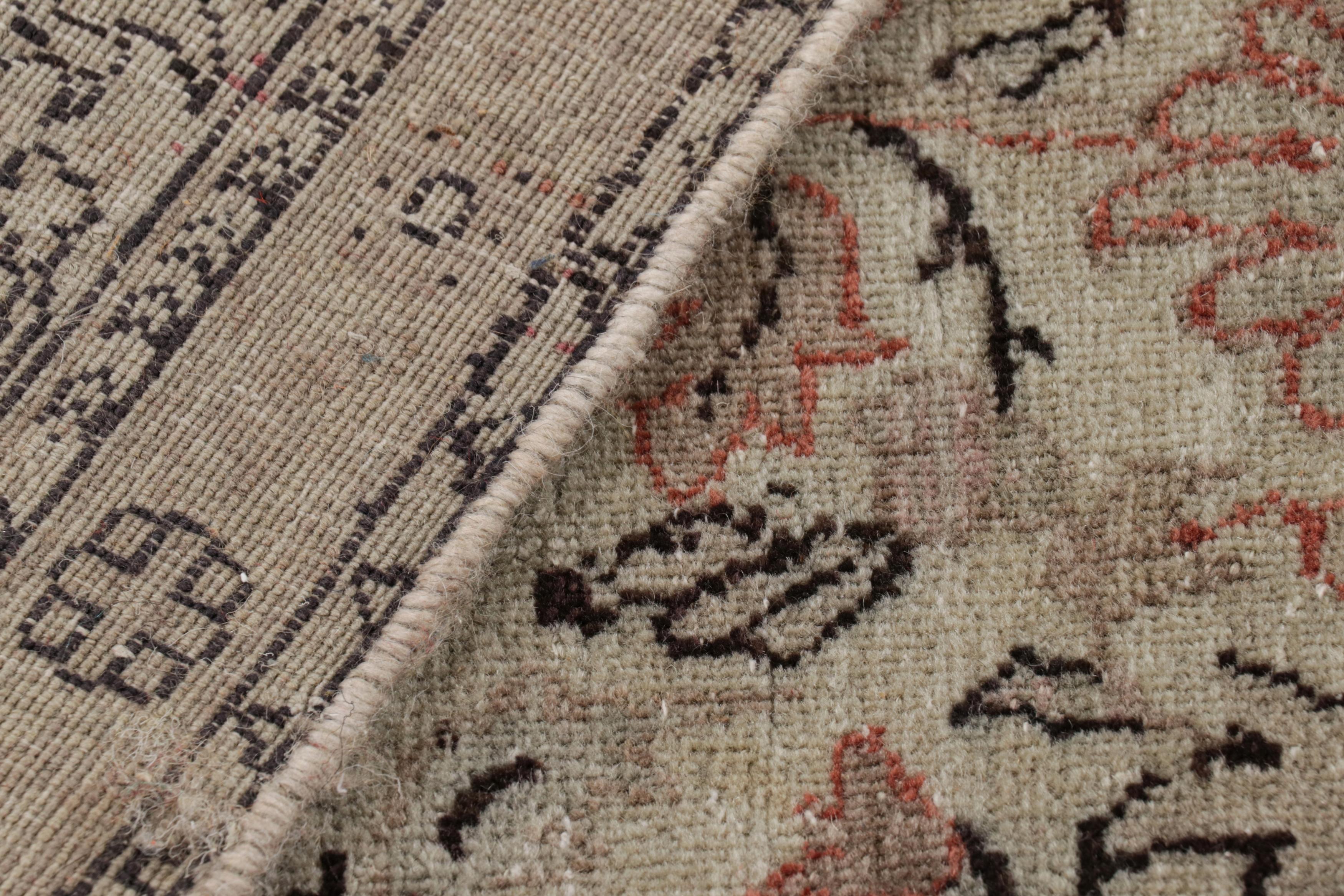 Übergroßer antiker Sivas-Teppich mit beigefarbenen und roten Blumenmustern, von Rug & Kilim (Wolle) im Angebot