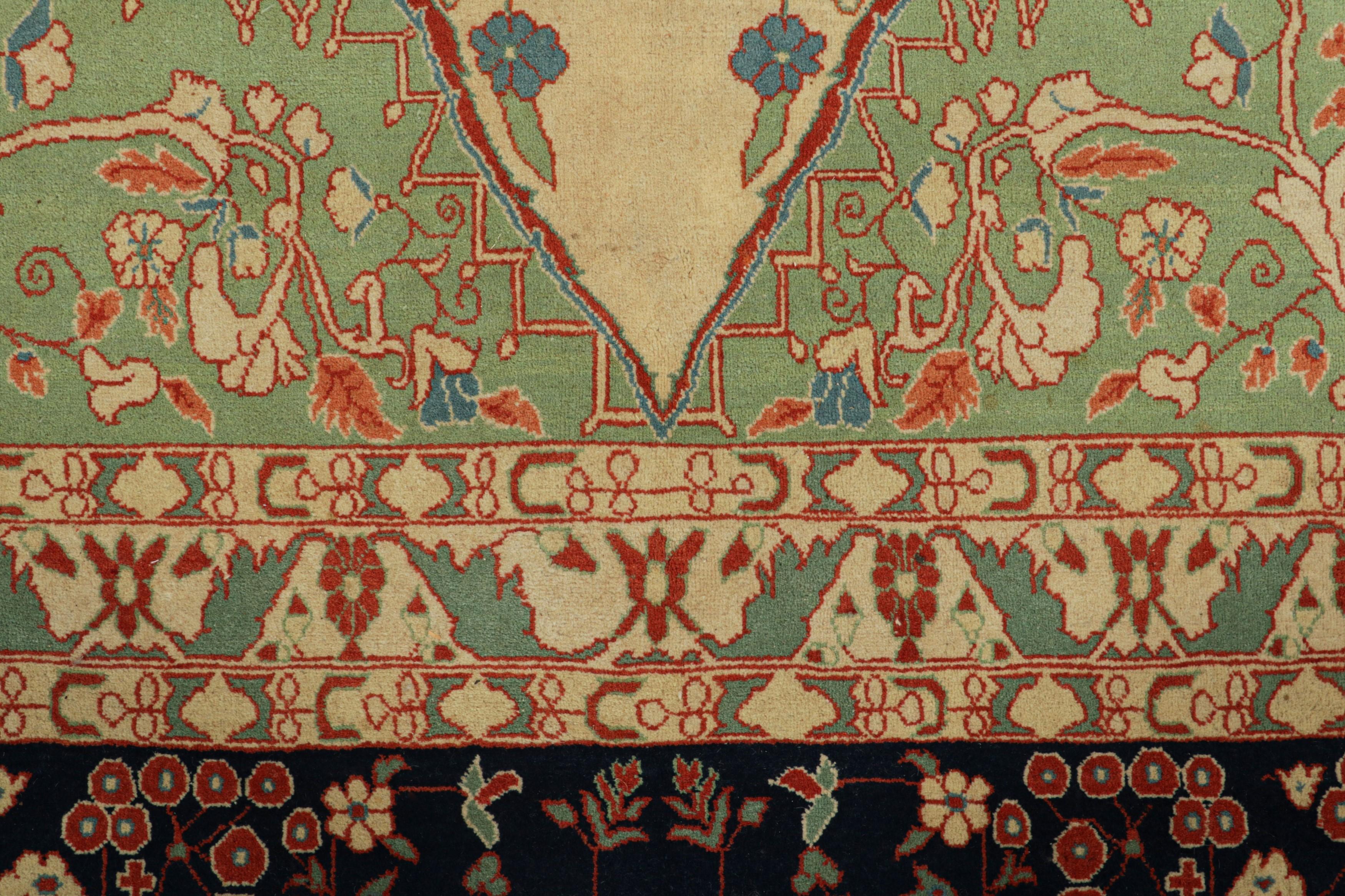 Perse Tapis persan Tabriz ancien surdimensionné en vert avec médaillon floral Rug & Kilim en vente