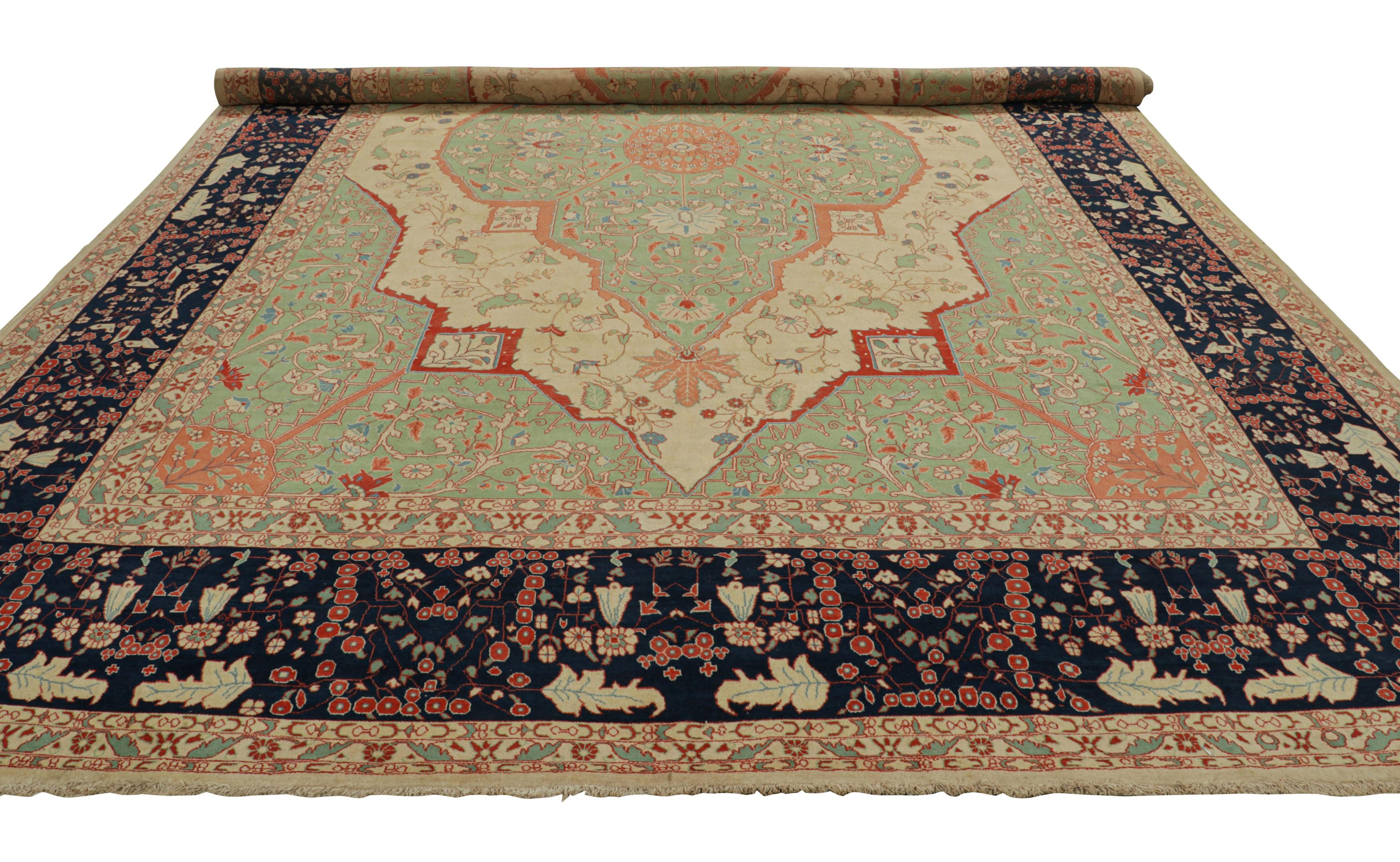 Tapis persan Tabriz ancien surdimensionné en vert avec médaillon floral Rug & Kilim Bon état - En vente à Long Island City, NY