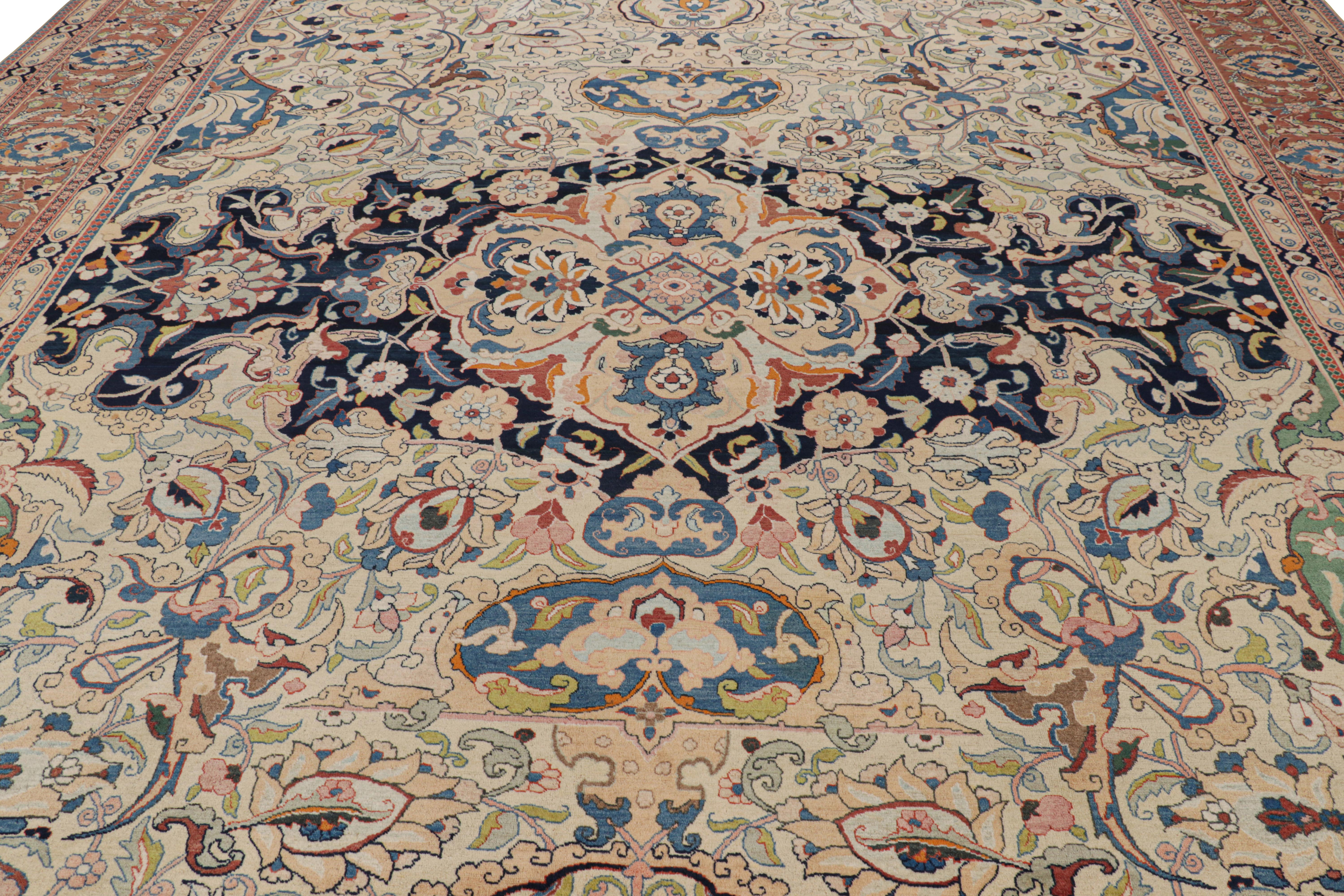Noué à la main en laine et originaire de Perse, vers 1920-1930, ce tapis persan Tabriz spécial 12x16 est un nouvel ajout audacieux à notre collection Antique. Il présente des motifs floraux sur toute sa surface et un médaillon de grande taille dans