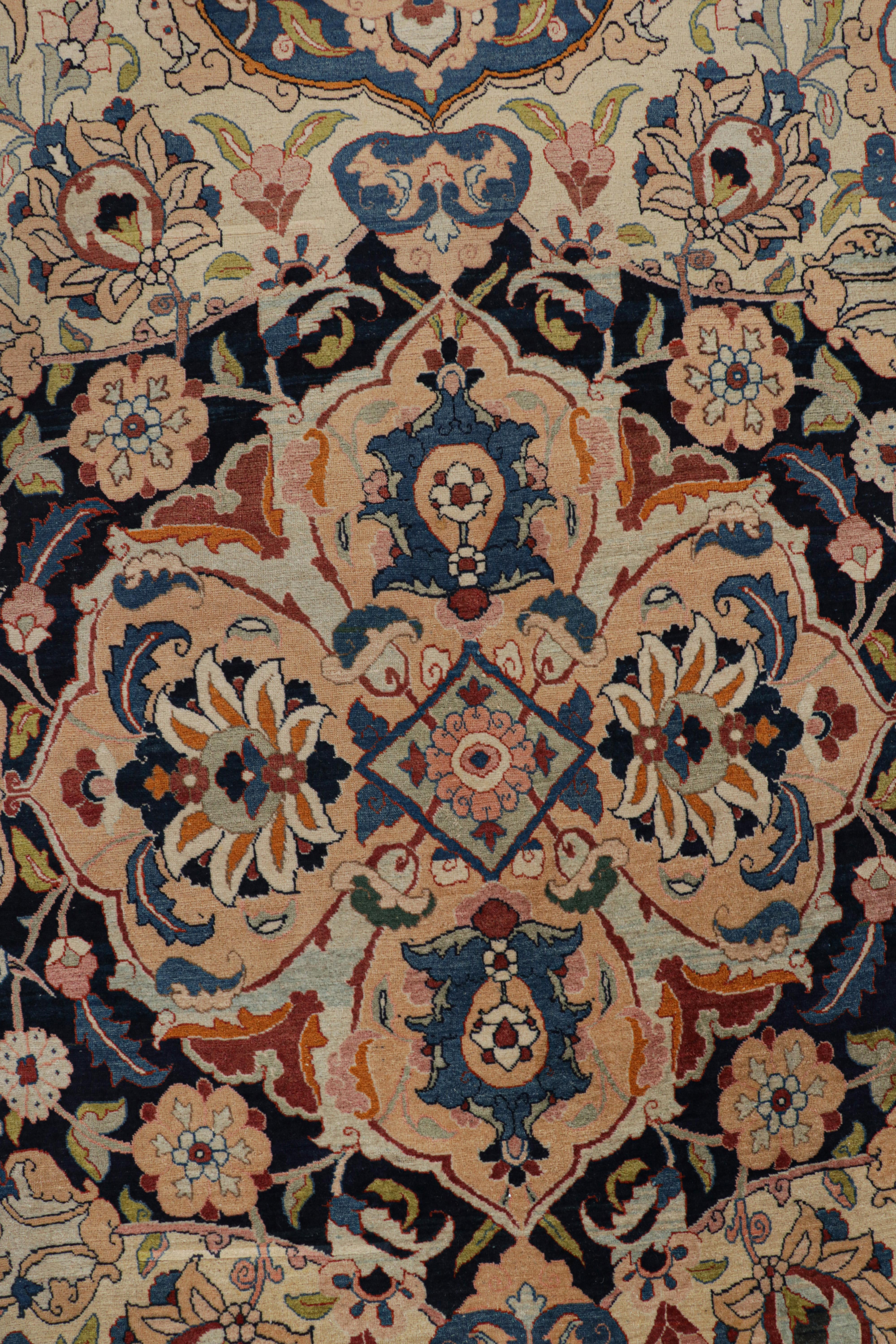 Noué à la main Tapis persan ancien de Tabriz surdimensionné avec fleurs et médaillon en vente