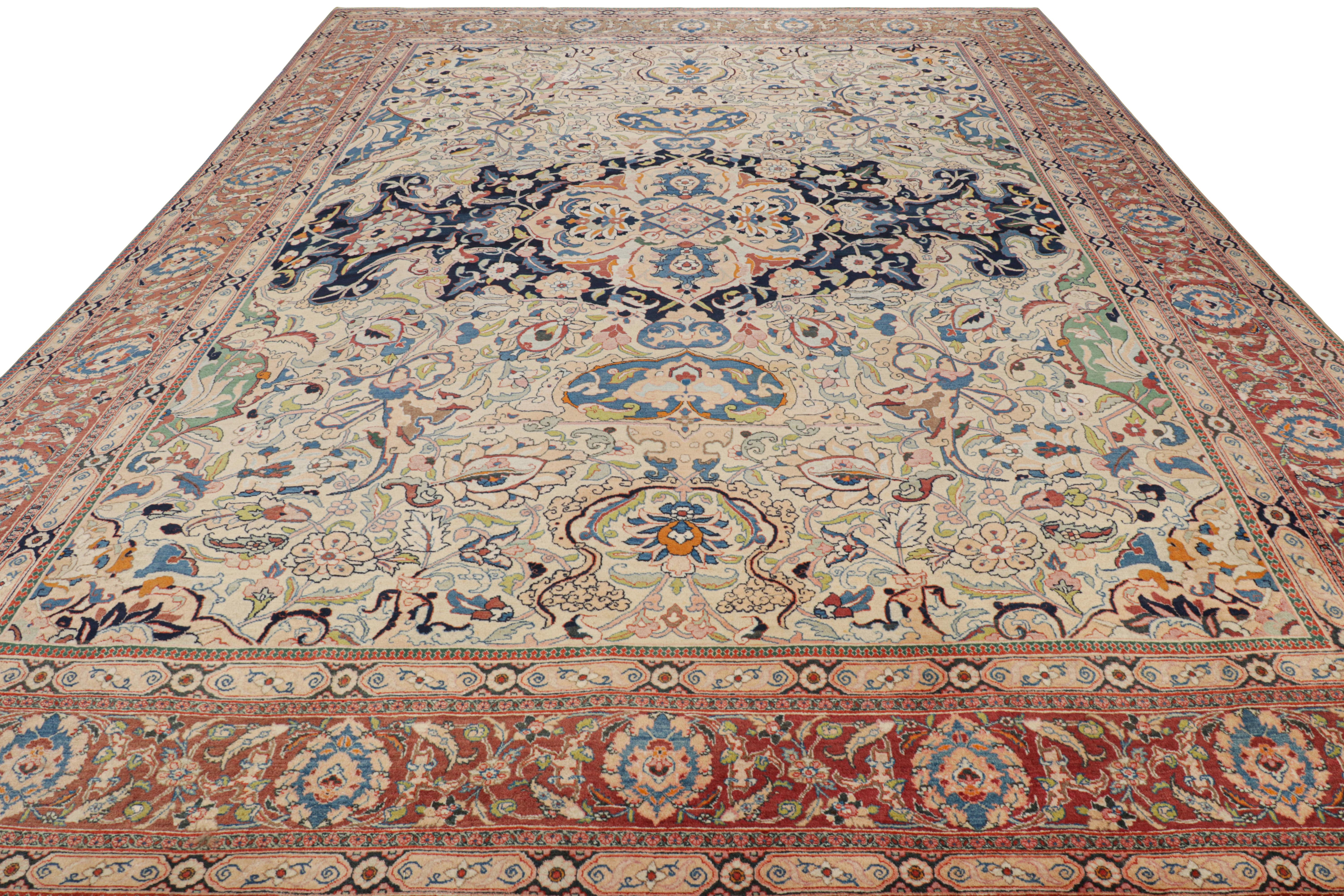 Tapis persan ancien de Tabriz surdimensionné avec fleurs et médaillon Bon état - En vente à Long Island City, NY