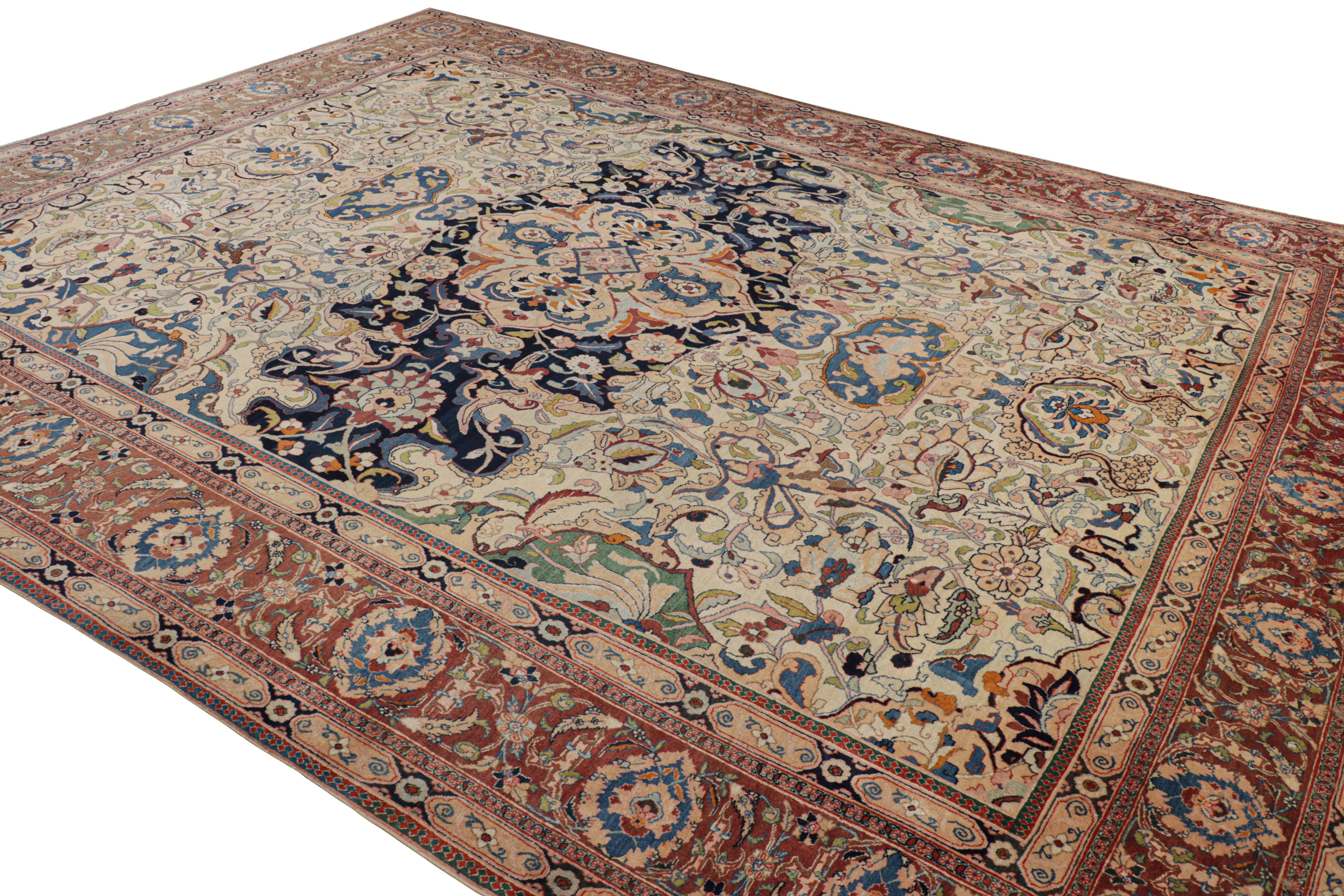 Début du 20ème siècle Tapis persan ancien de Tabriz surdimensionné avec fleurs et médaillon en vente