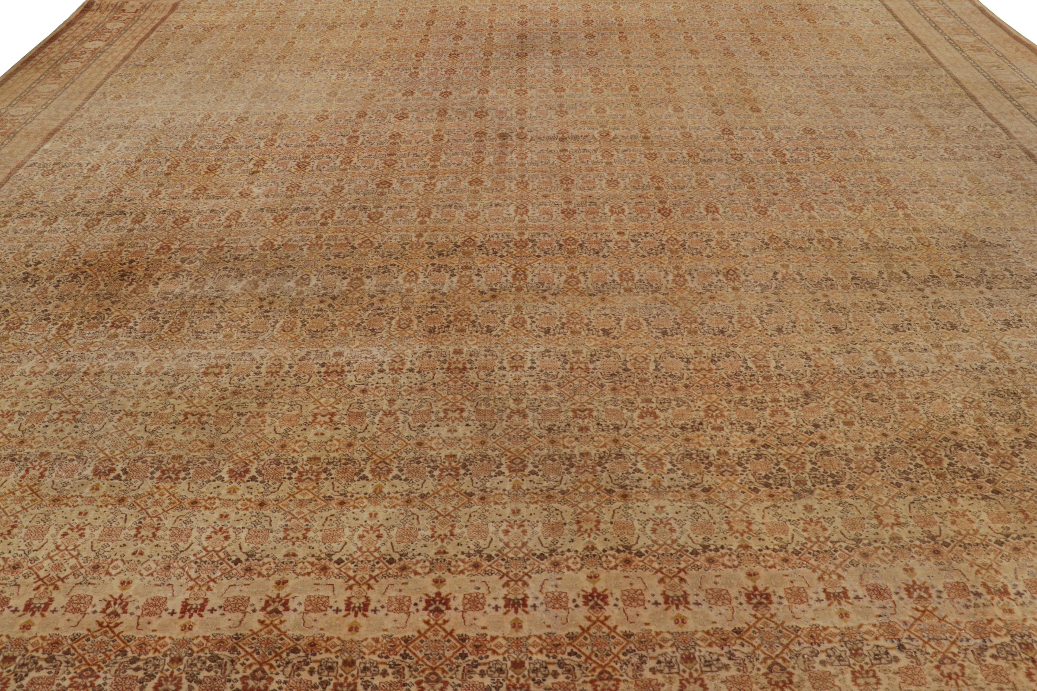 Annodato a mano in lana nel 1910-1920 circa, questo tappeto 14x19 di grandi dimensioni è un raro tappeto persiano antico di provenienza Tabriz e l'ultima aggiunta all'ambita collezione Antique di Rug & Kilim.

Sul design: 

Gli ammiratori