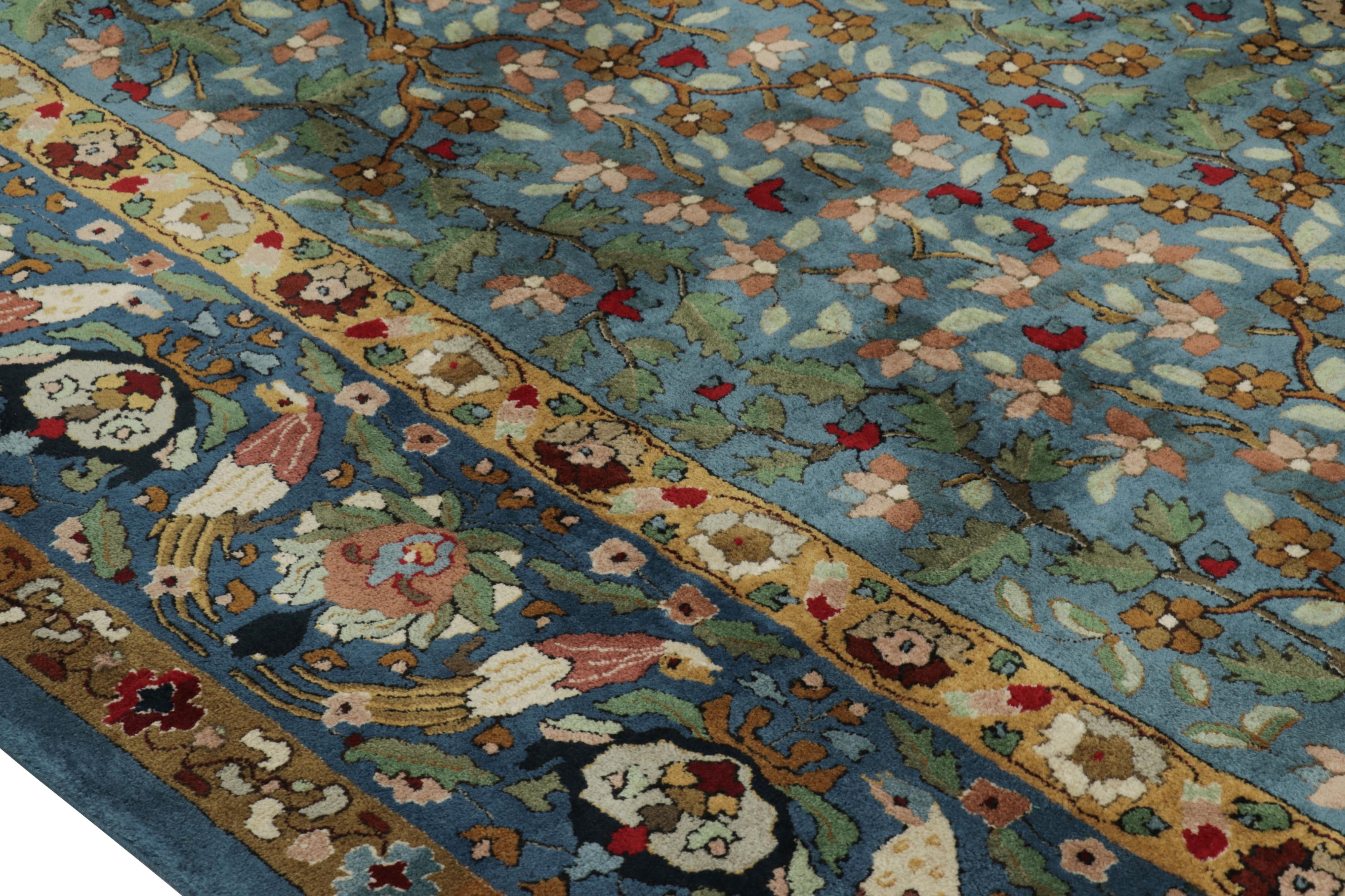 Hecha a mano con lana en Alemania hacia 1920-1930, esta alfombra antigua de gancho de 11x24 es una alfombra de gran tamaño extremadamente rara en su género, y una nueva y emocionante incorporación a las colecciones de Rug & Kilim de esta célebre