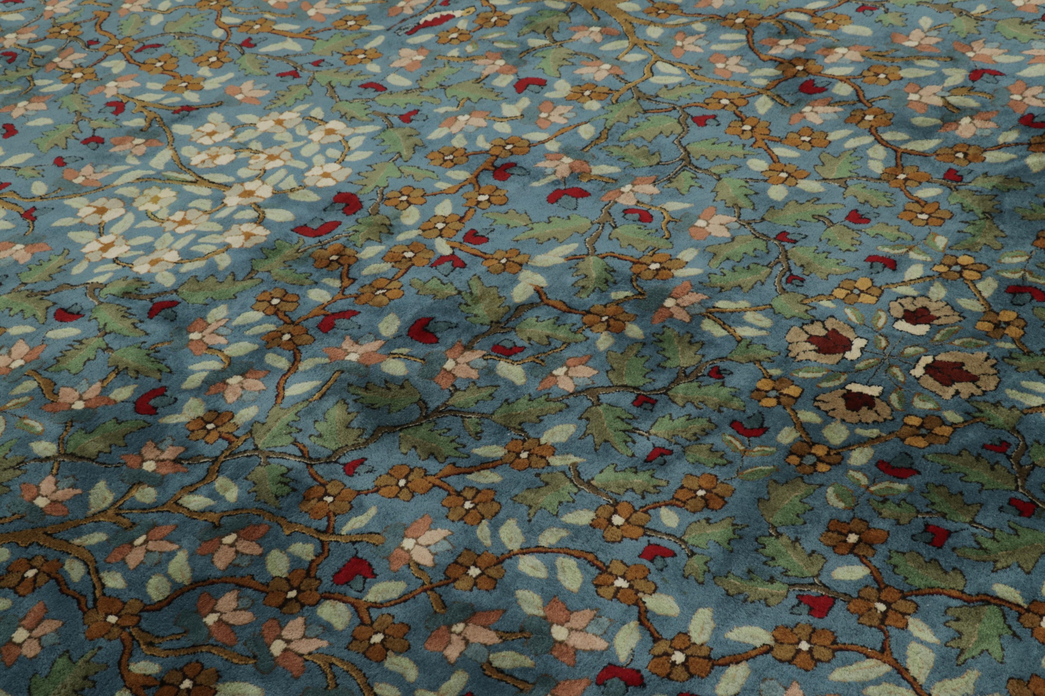 Alfombra antigua grande con ganchos Tetex, azul con motivos florales - Rug & Kilim en Bueno estado para la venta en Long Island City, NY