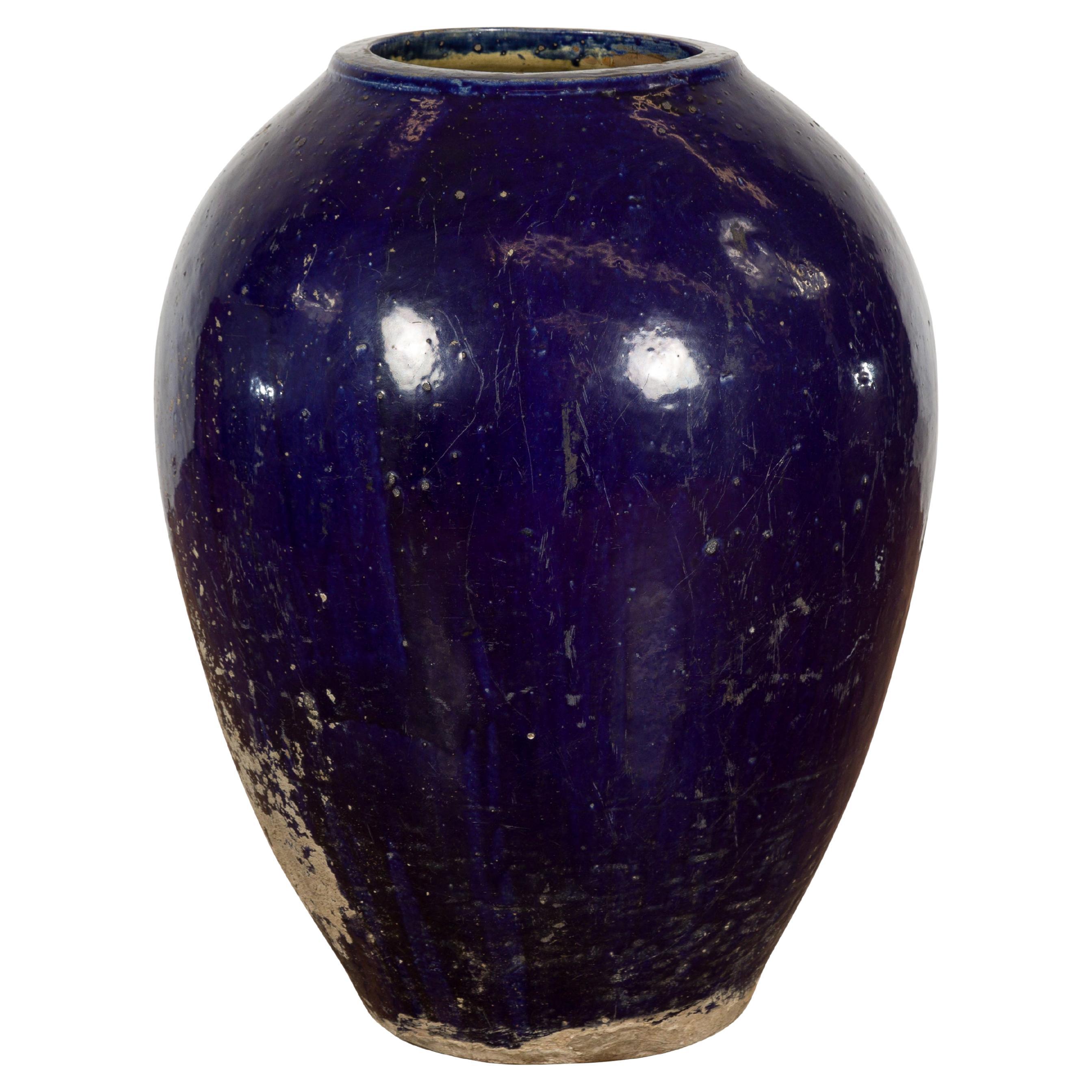 Vase à eau ancien surdimensionné émaillé bleu thaïlandais avec lignes effilées
