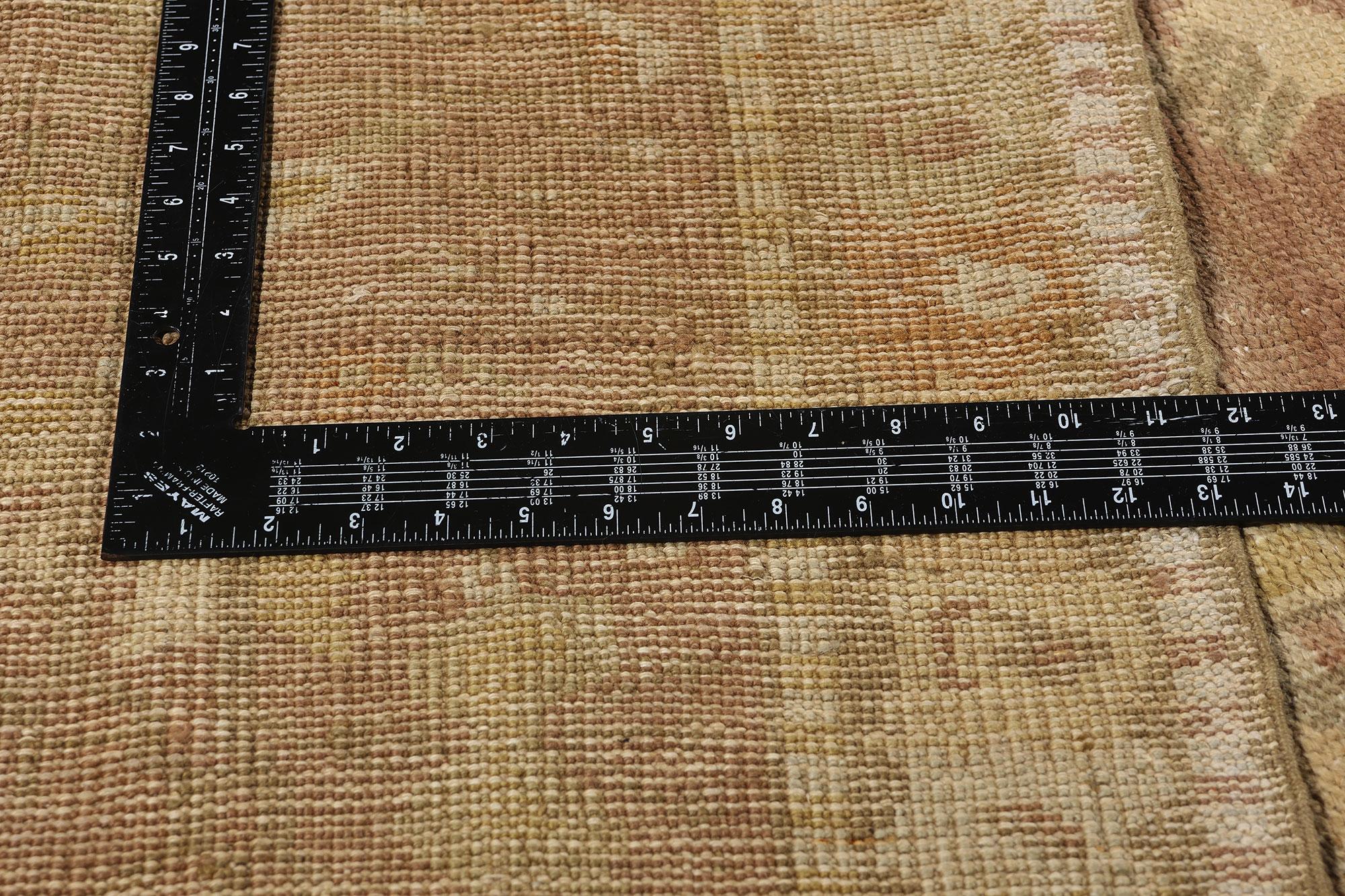 Antiker türkischer Oushak-Teppich in Erdtönen aus dem späten 19. Jahrhundert, 13'05 x 17'03 (Wolle) im Angebot