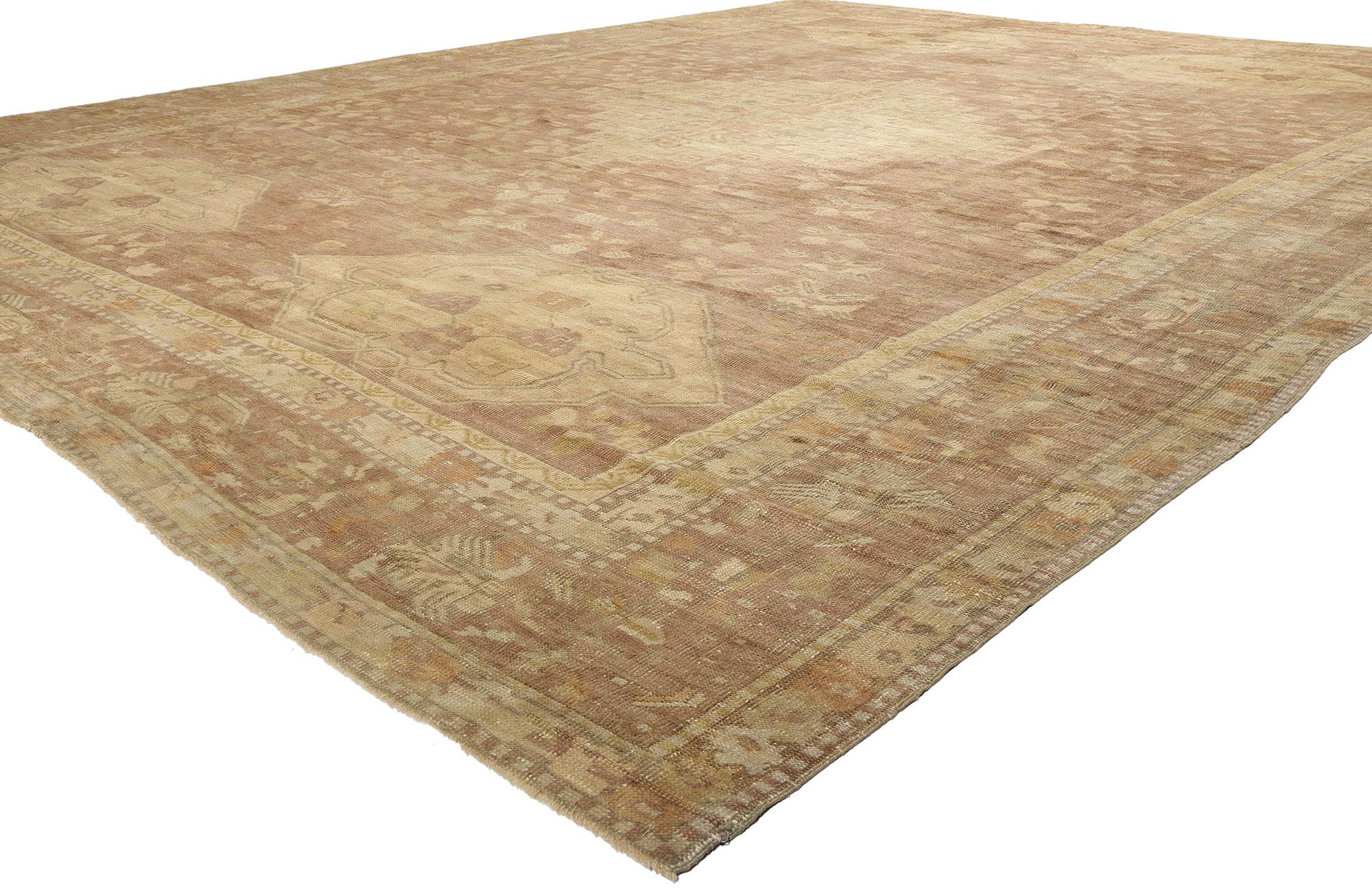 74227 Antiker türkischer Oushak-Teppich des späten 19. Jahrhunderts, 13'05 x 17'03. Dieser antike türkische Oushak-Teppich aus Wolle, handgeknüpft im späten 19. Jahrhundert, verkörpert das Erbe exquisiter anatolischer Handwerkskunst und zeitlosen