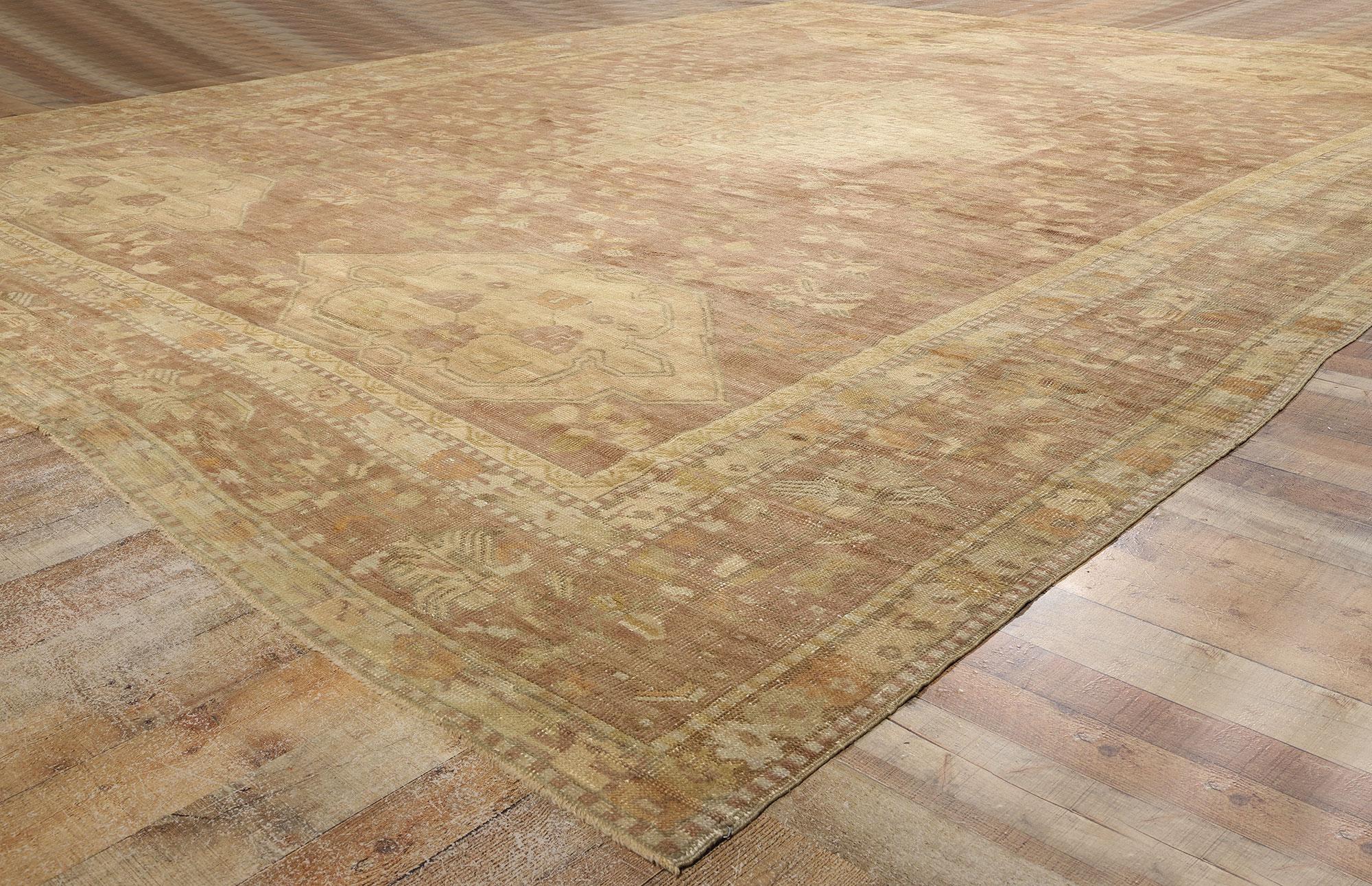 Antiker türkischer Oushak-Teppich in Erdtönen aus dem späten 19. Jahrhundert, 13'05 x 17'03 im Angebot 1