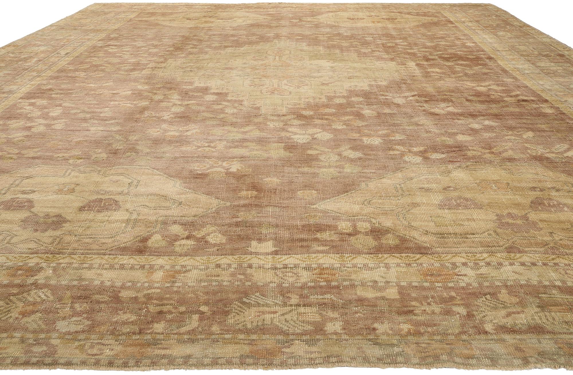 Antiker türkischer Oushak-Teppich in Erdtönen aus dem späten 19. Jahrhundert, 13'05 x 17'03 (Türkisch) im Angebot