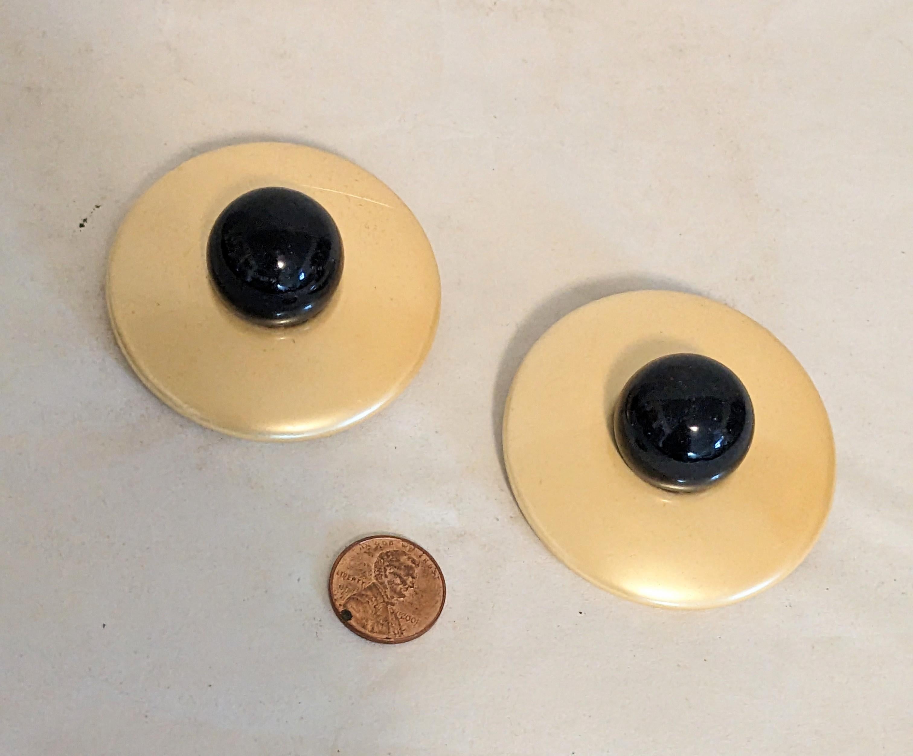 Oversized Art Deco Lacquered Buttons In Good Condition For Sale In New York, NY