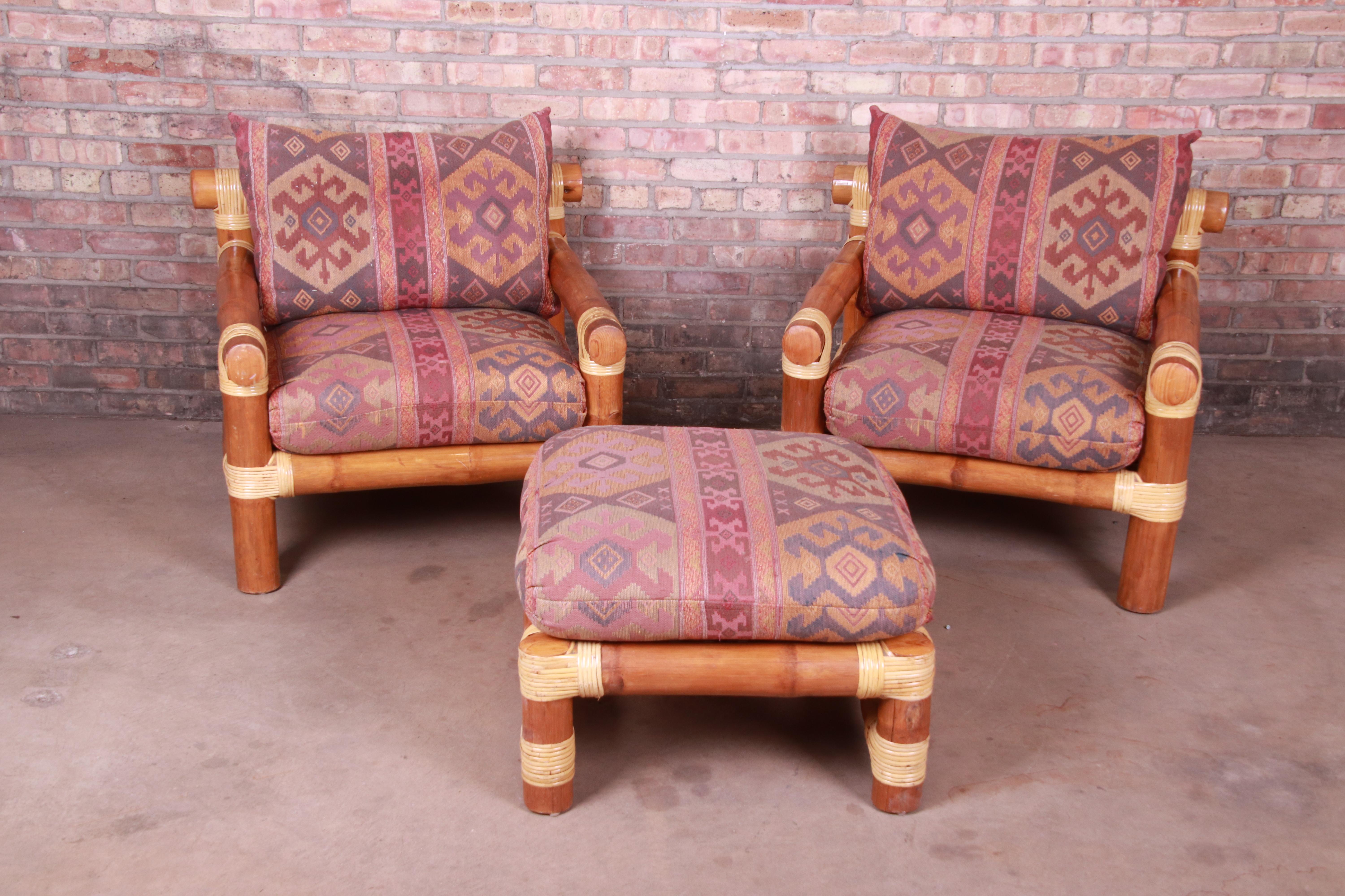 An exceptional pair of oversized bamboo rattan lounge chairs with matching ottoman in Kilim upholstery

Philippines, 20th century

Measures:
Chairs 34.13