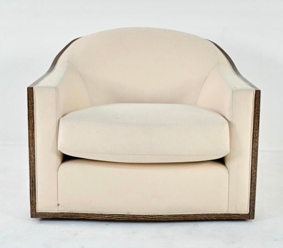 Chaise pivotante surdimensionnée d'inspiration Art Déco, avec dossier en forme de tonneau, tapissée de laine crème neutre et structure en bois. Quelques petites taches sur le tissu à quelques endroits - voir photos. Il s'agit d'une grande chaise,