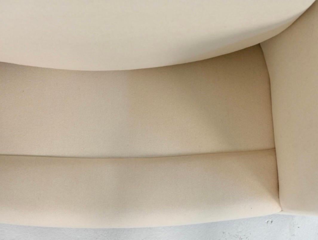 XXIe siècle et contemporain Fauteuil pivotant à dossier baril surdimensionné tapissé de laine crème