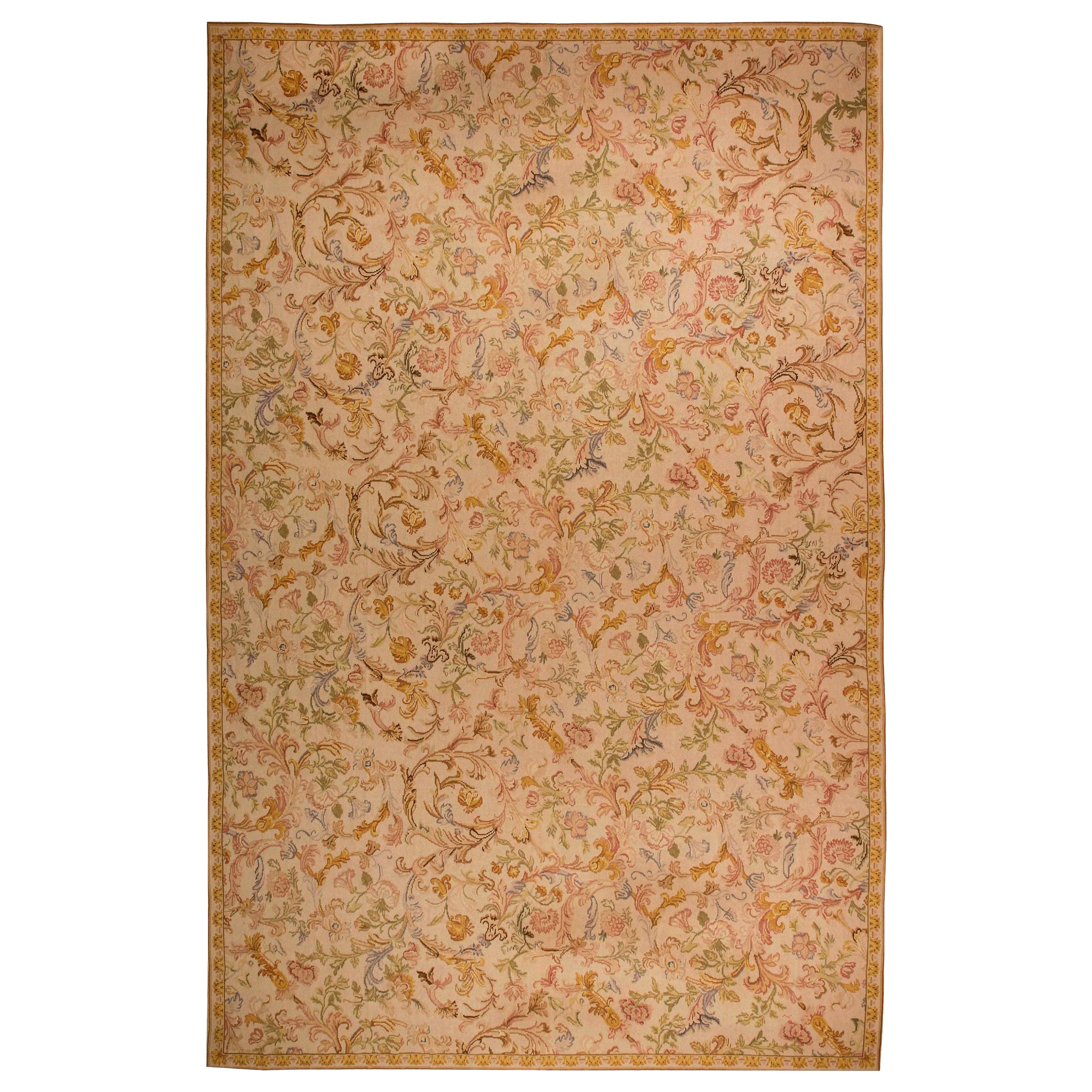 Tapis basarabéen surdimensionné à motifs floraux de Doris Leslie Blau