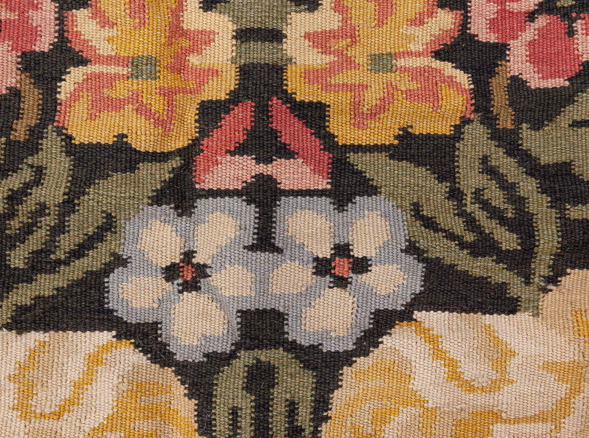Tapis en laine surdimensionné à motif floral de Bessarabie, par Doris Leslie Blau.
Taille : 15'1