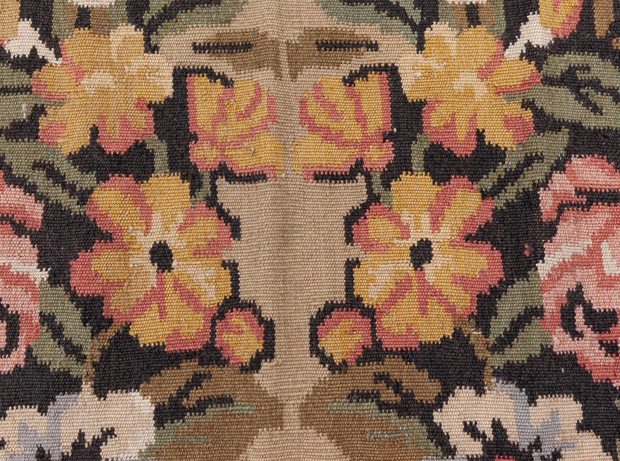 Bessarabique Tapis en laine Bessarabian surdimensionné à motifs floraux de Doris Leslie Blau en vente