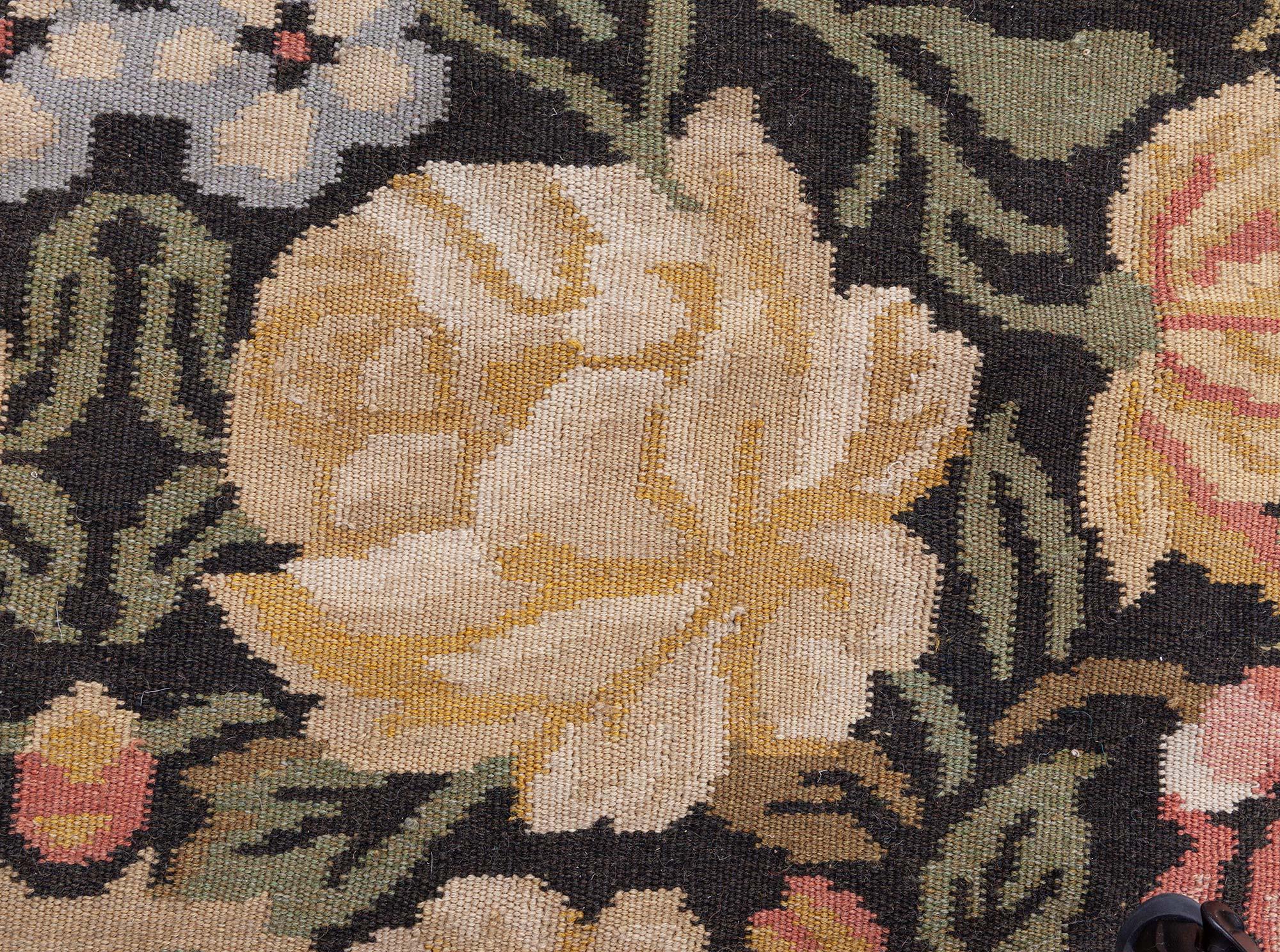 Chinois Tapis en laine Bessarabian surdimensionné à motifs floraux de Doris Leslie Blau en vente