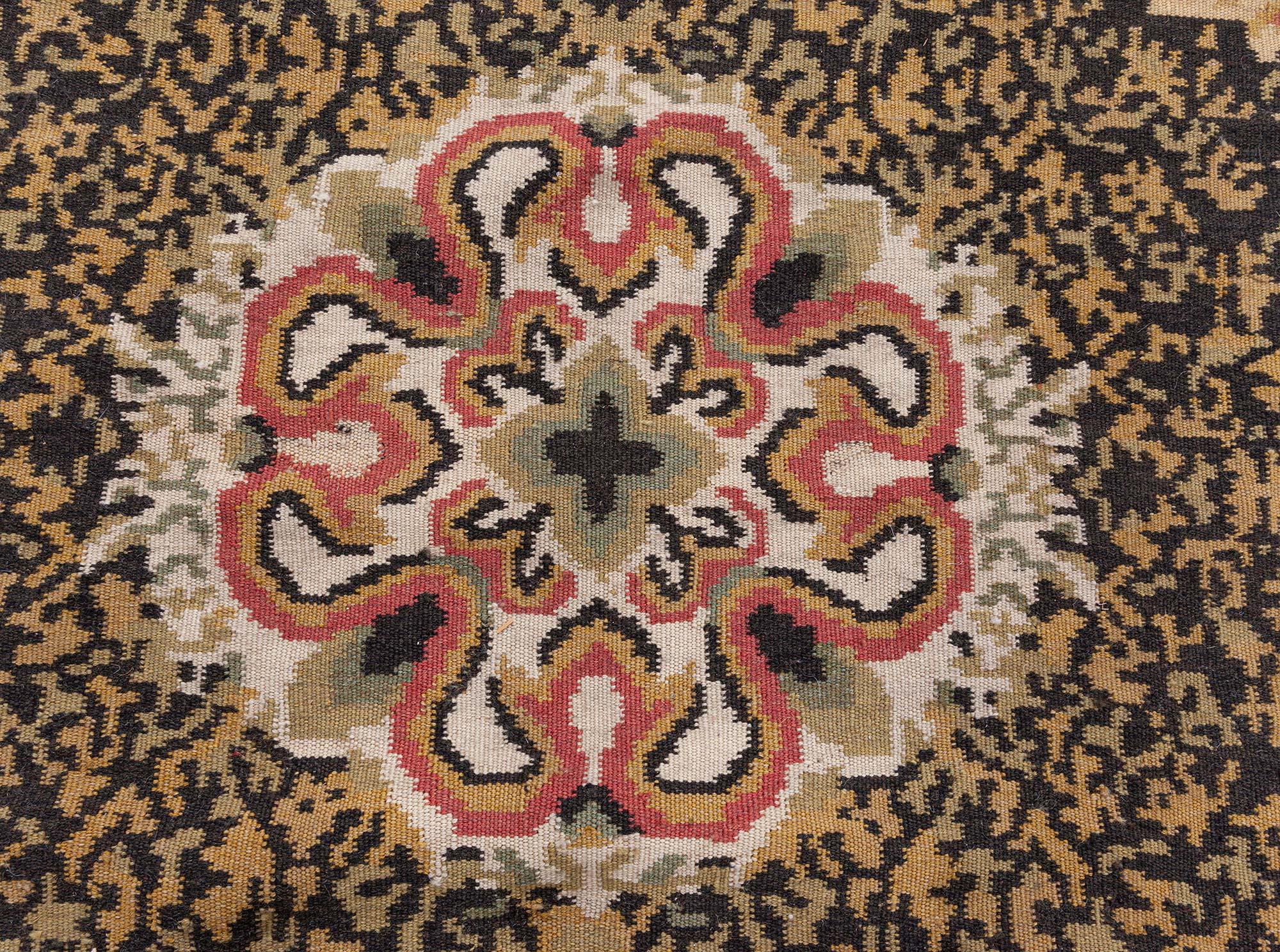 Noué à la main Tapis en laine Bessarabian surdimensionné à motifs floraux de Doris Leslie Blau en vente
