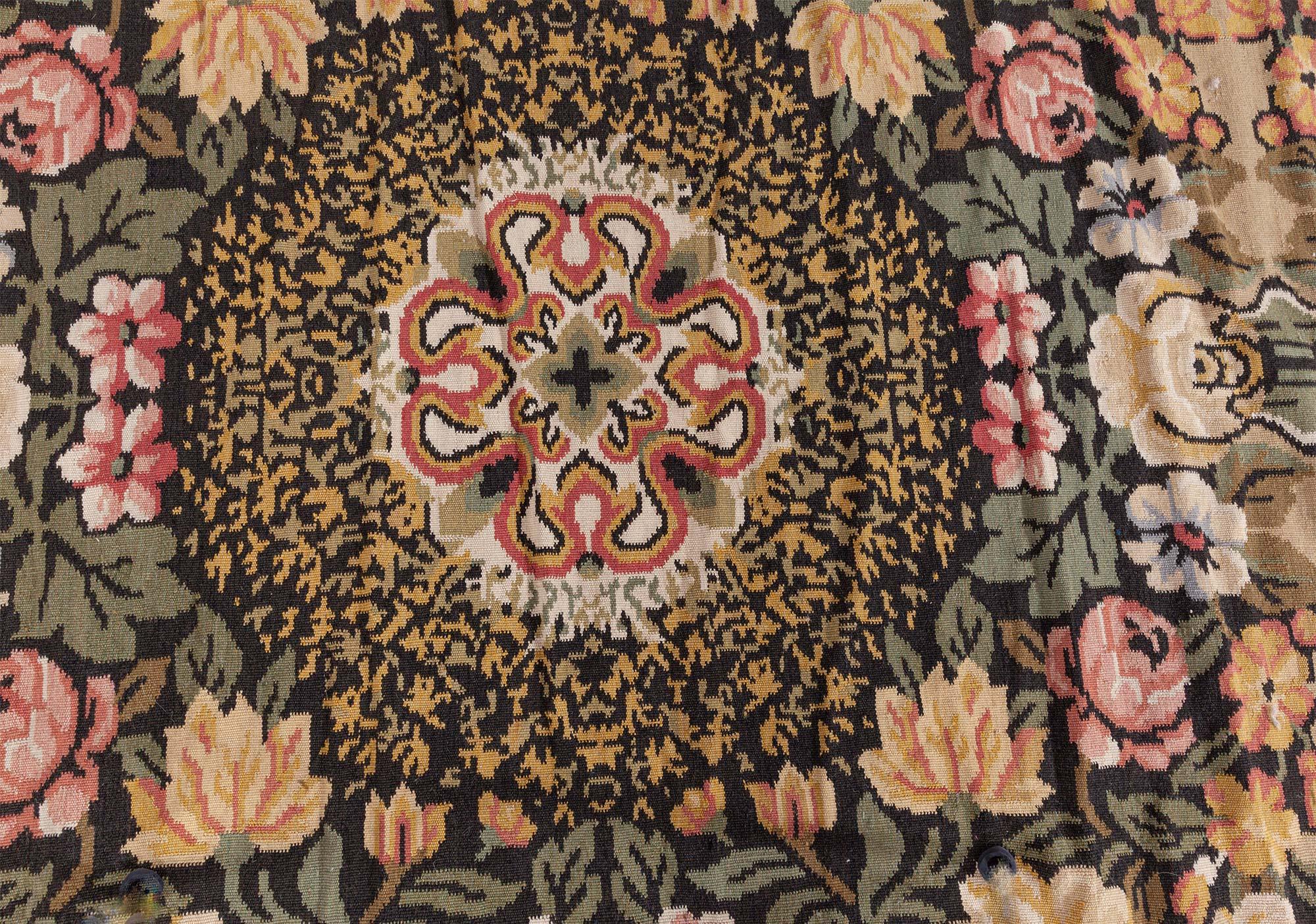 XXIe siècle et contemporain Tapis en laine Bessarabian surdimensionné à motifs floraux de Doris Leslie Blau en vente