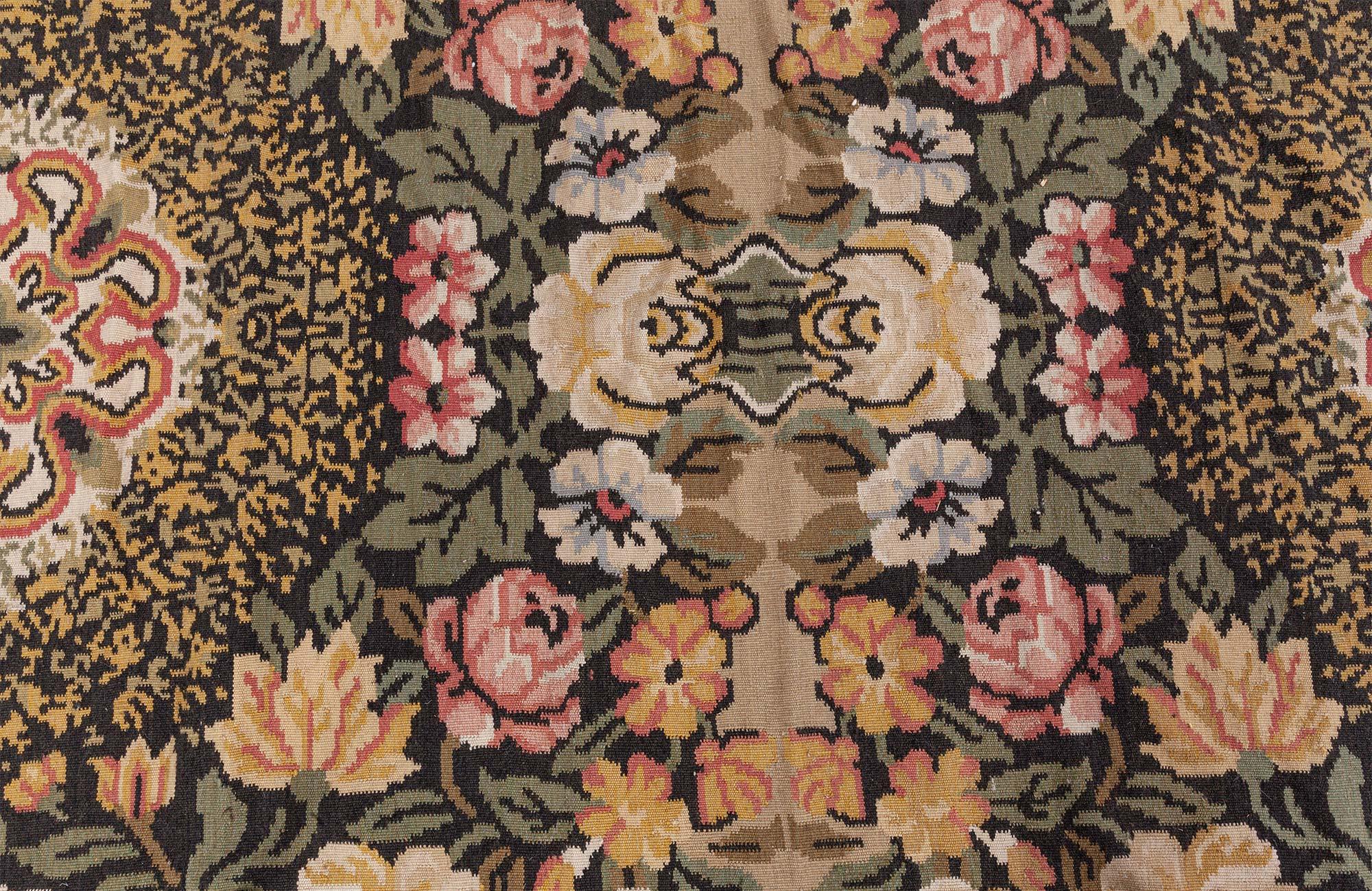 Laine Tapis en laine Bessarabian surdimensionné à motifs floraux de Doris Leslie Blau en vente