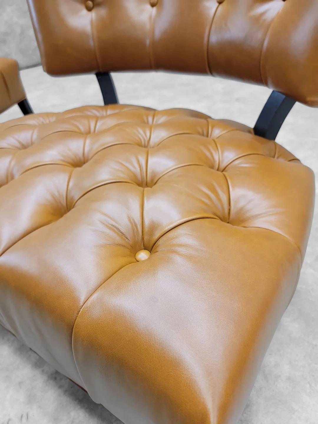 Sedie a pantofola sovradimensionate in stile Billy Haines appena rivestite in pelle cognac in vendita 1
