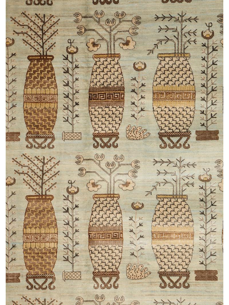 Questo tappeto persiano oversize in lana e seta blu e oro con disegno Khotan, dalle dimensioni di 11' x 15', unisce la tradizione senza tempo con l'artigianato moderno. Questo tappeto annodato a mano presenta un classico motivo a vaso di ispirazione
