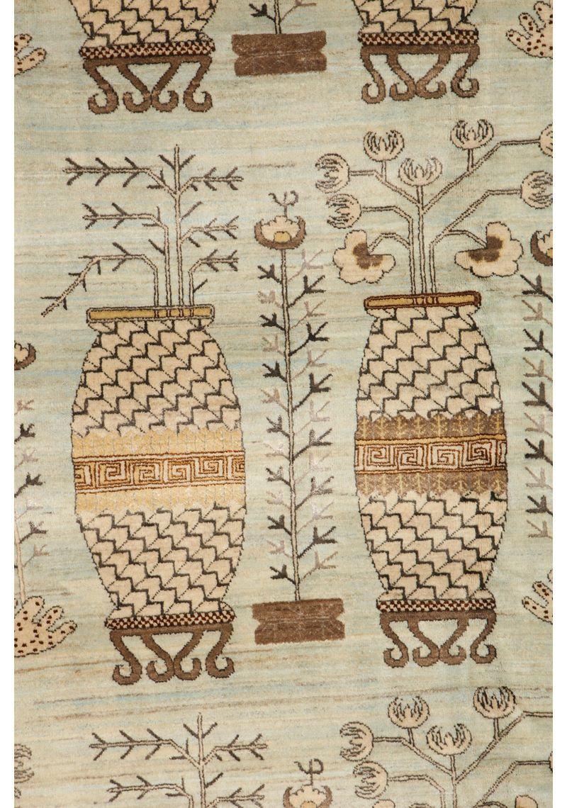 Tintura vegetale Tappeto persiano in lana e seta blu e oro oversize con design Khotan, 11' x 15' in vendita