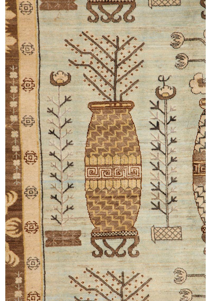 Tappeto persiano in lana e seta blu e oro oversize con design Khotan, 11' x 15' In condizioni Nuovo in vendita a New York, NY
