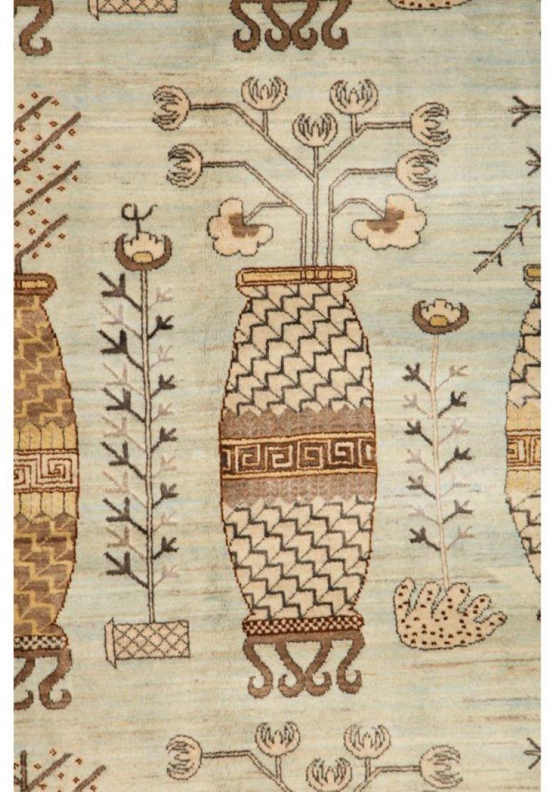 XXI secolo e contemporaneo Tappeto persiano in lana e seta blu e oro oversize con design Khotan, 11' x 15' in vendita