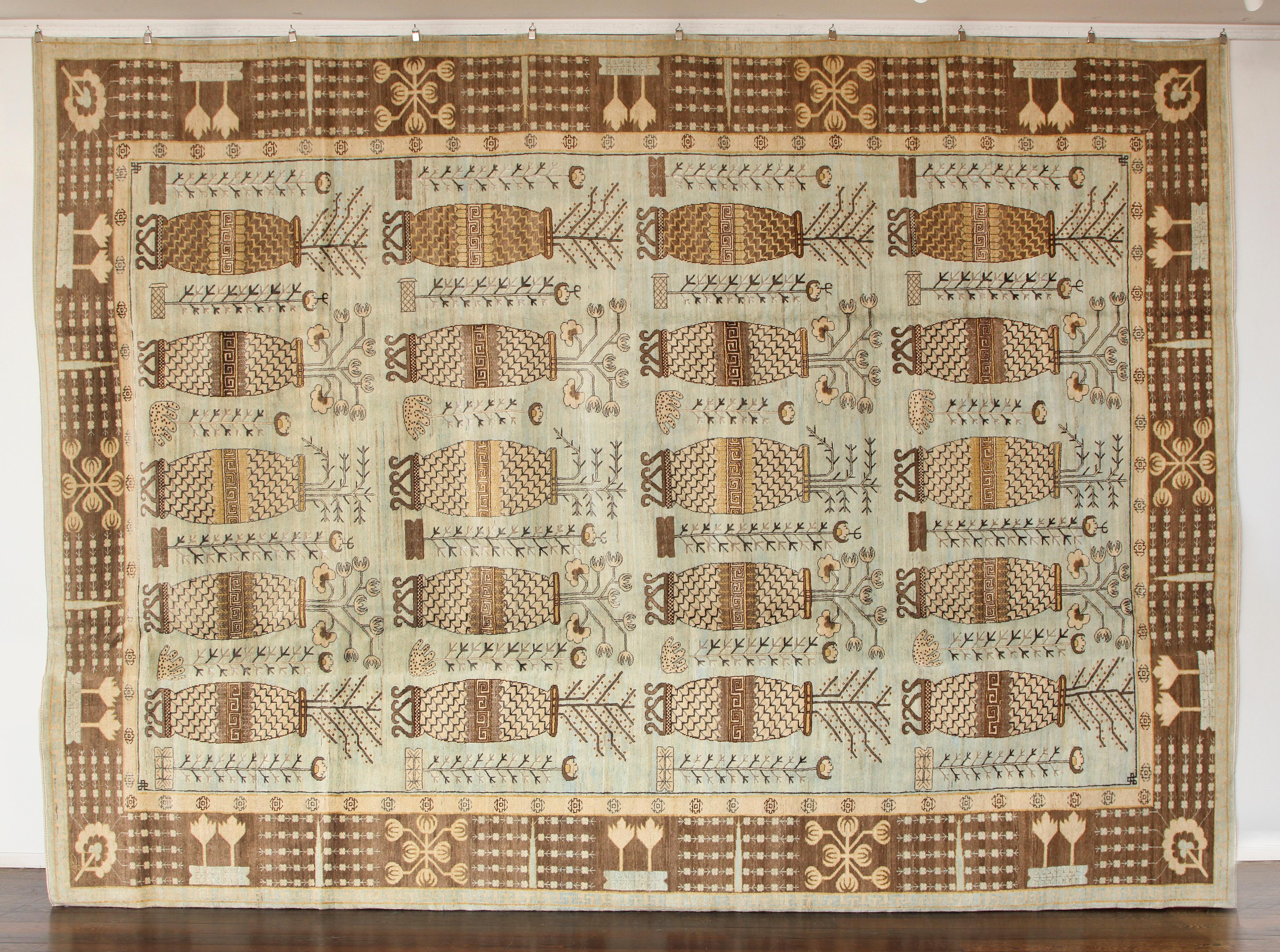 Tappeto persiano in lana e seta blu e oro oversize con design Khotan, 11' x 15' in vendita 1