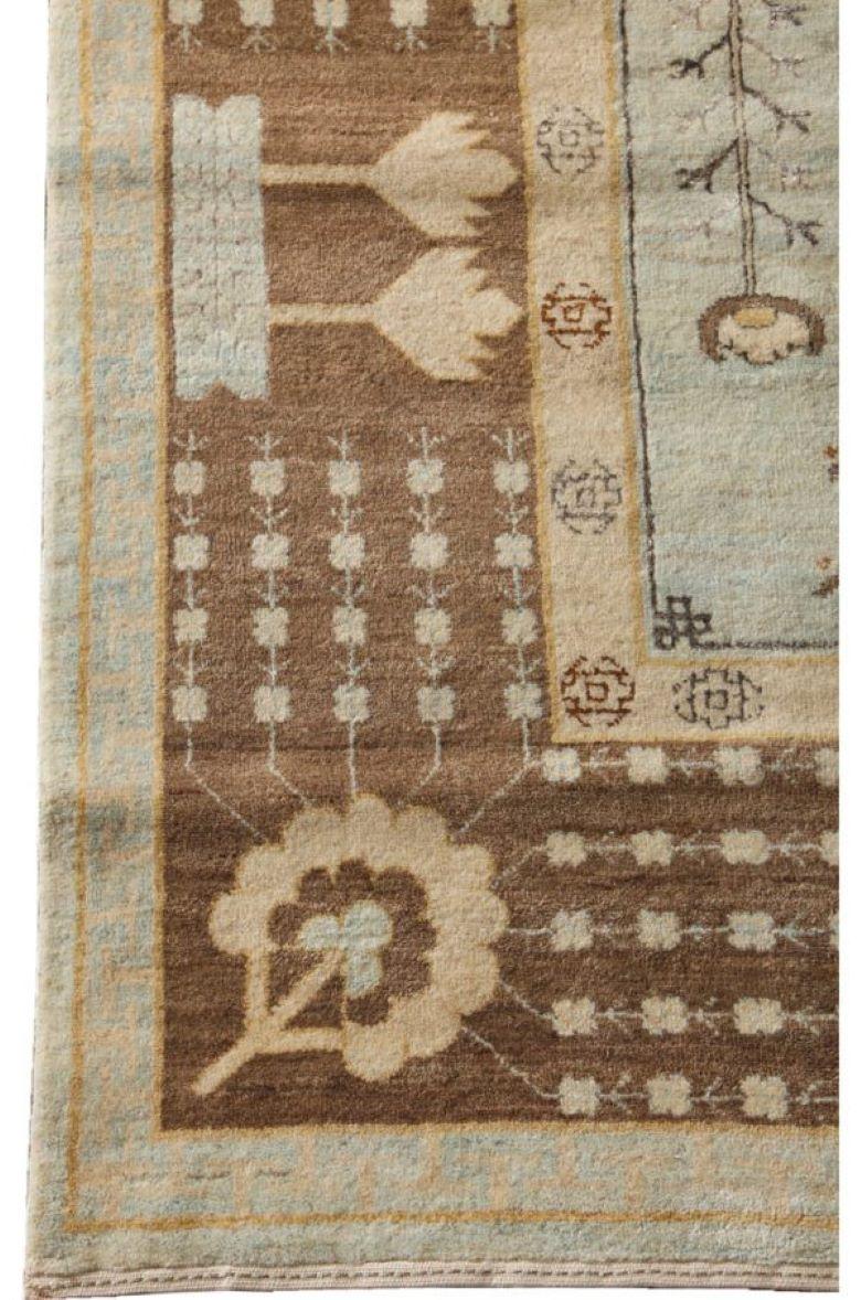 Tappeto persiano in lana e seta blu e oro oversize con design Khotan, 11' x 15' in vendita 2