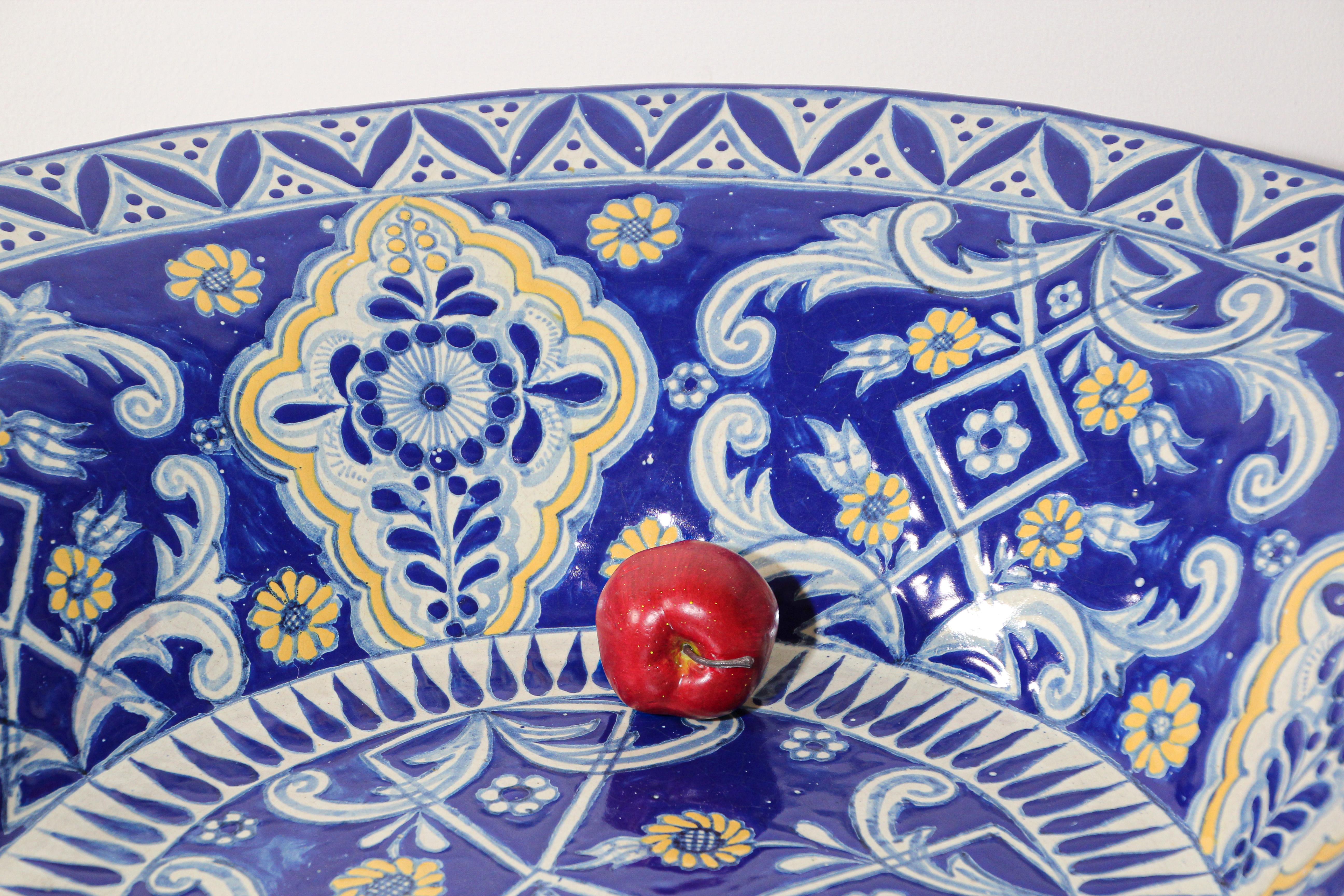 Oversized Blue and White Mexican Talavera Glazed Ceramic Bowl In Good Condition For Sale In North Hollywood, CA