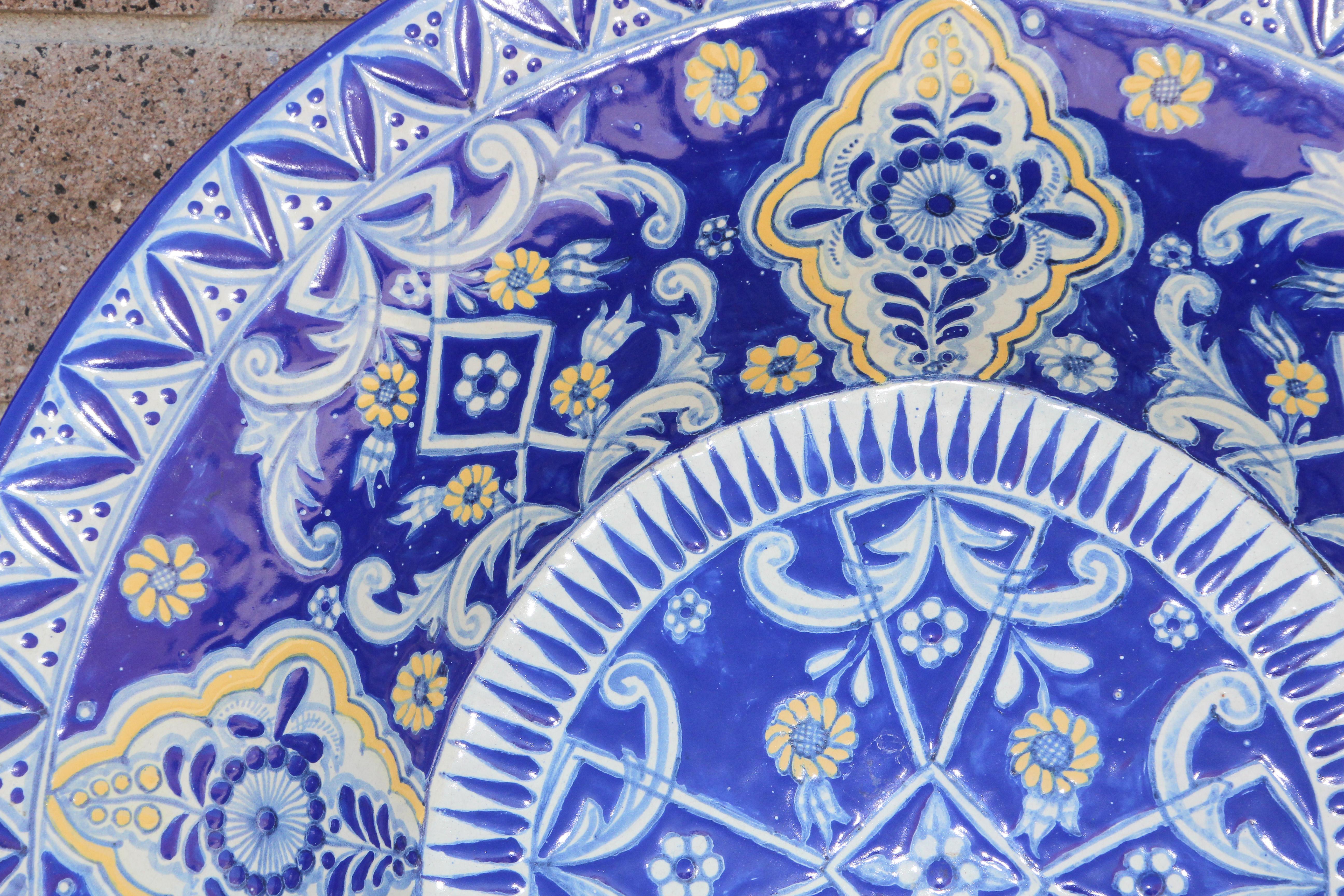 Übergroße blau-weiße mexikanische Talavera-Keramikschale aus glasierter Keramik im Angebot 10